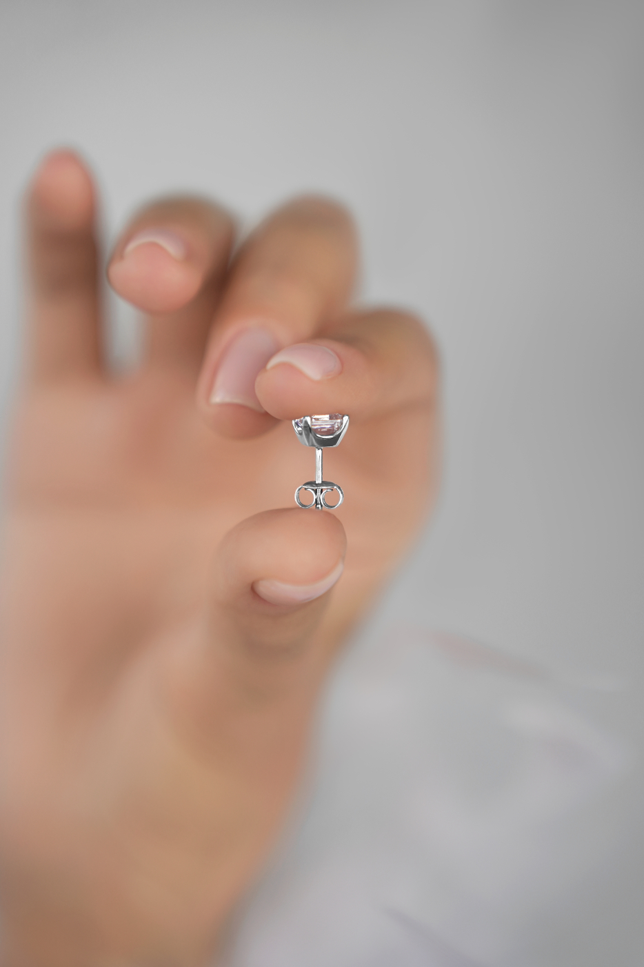 Серьги: Серьги-гвоздики в огранке "Принцесса" можно купить в ювелирном гардеробе MOMNT (Momentsilver), интернет-магазине украшений из серебра. Серебро 925, родий, фианиты . Артикул 