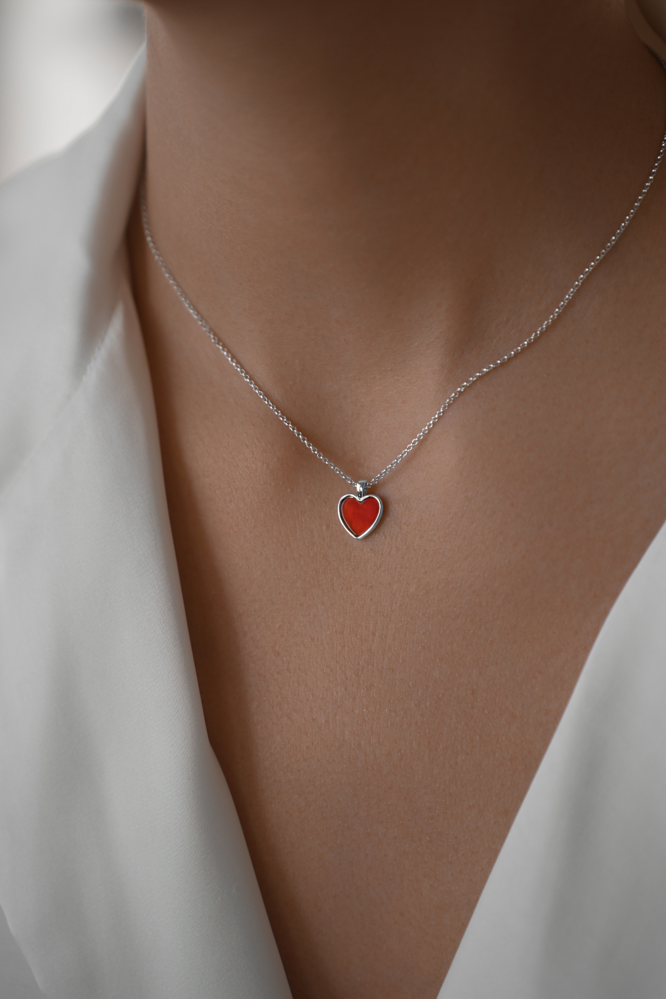 Колье: Колье Сердце с красным агатом можно купить в ювелирном гардеробе MOMNT (Momentsilver), интернет-магазине украшений из серебра. Серебро 925, родий.Вставки: агат. Артикул 