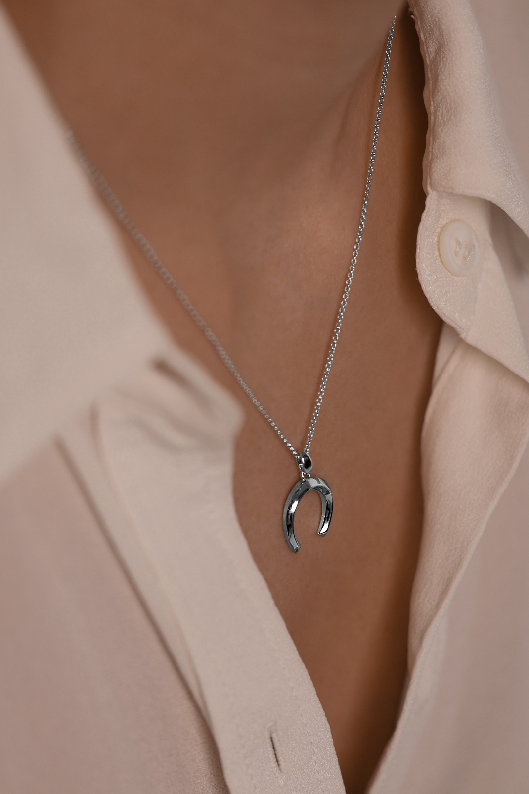 Колье: Колье Подкова можно купить в ювелирном гардеробе MOMNT (Momentsilver), интернет-магазине украшений из серебра. Серебро 925, родий. Артикул 