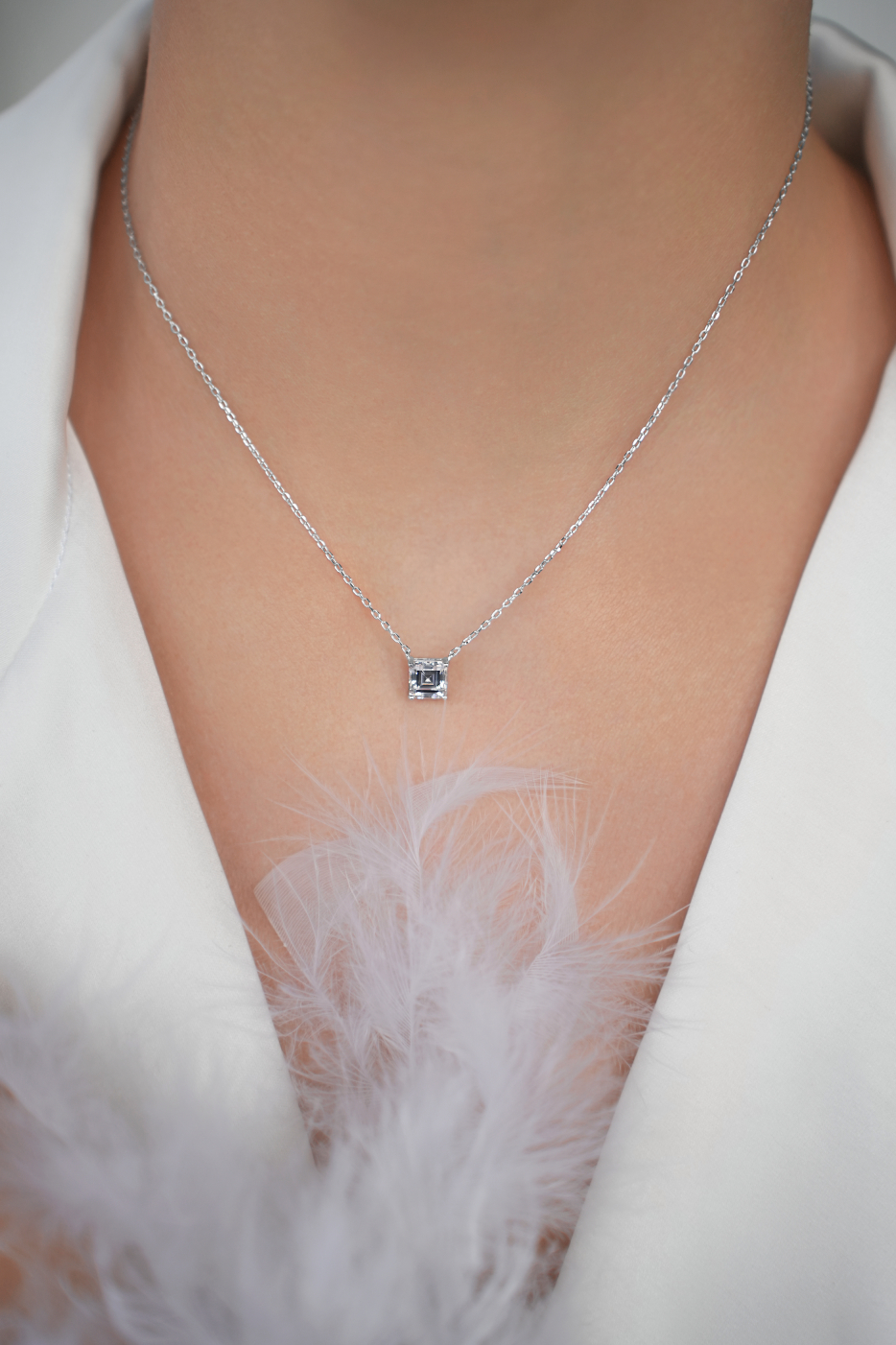 Колье: Колье в огранке "Принцесса" в "ямочку" между ключиц можно купить в ювелирном гардеробе MOMNT (Momentsilver), интернет-магазине украшений из серебра. Серебро 925, родий, фианит . Артикул 