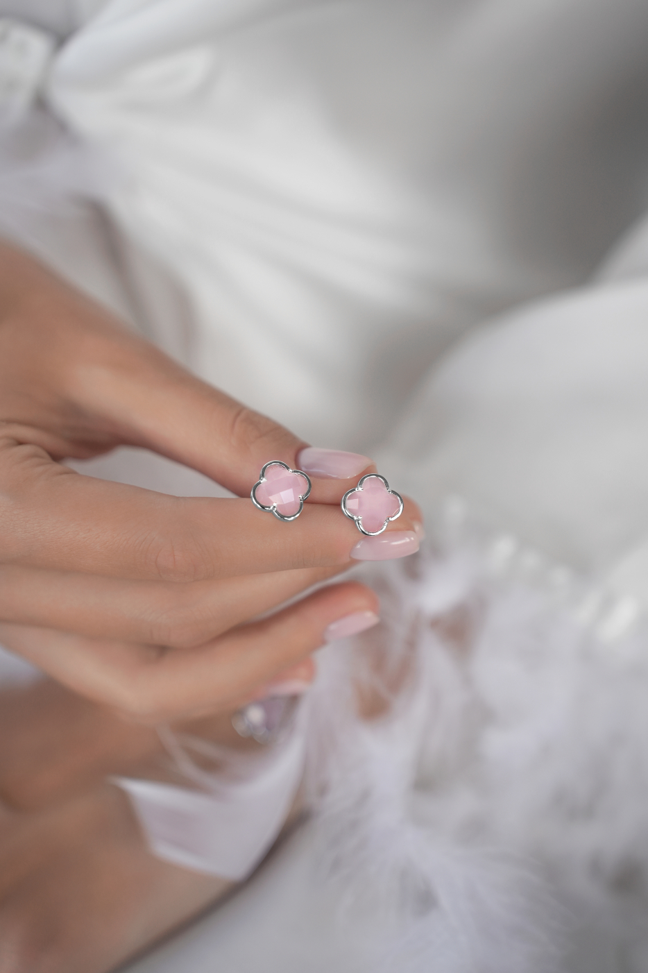 Серьги: Серьги Клевер с розовым кварцем Клубничная карамель можно купить в ювелирном гардеробе MOMNT (Momentsilver), интернет-магазине украшений из серебра. Серебро 925, родий, кварц. Артикул 