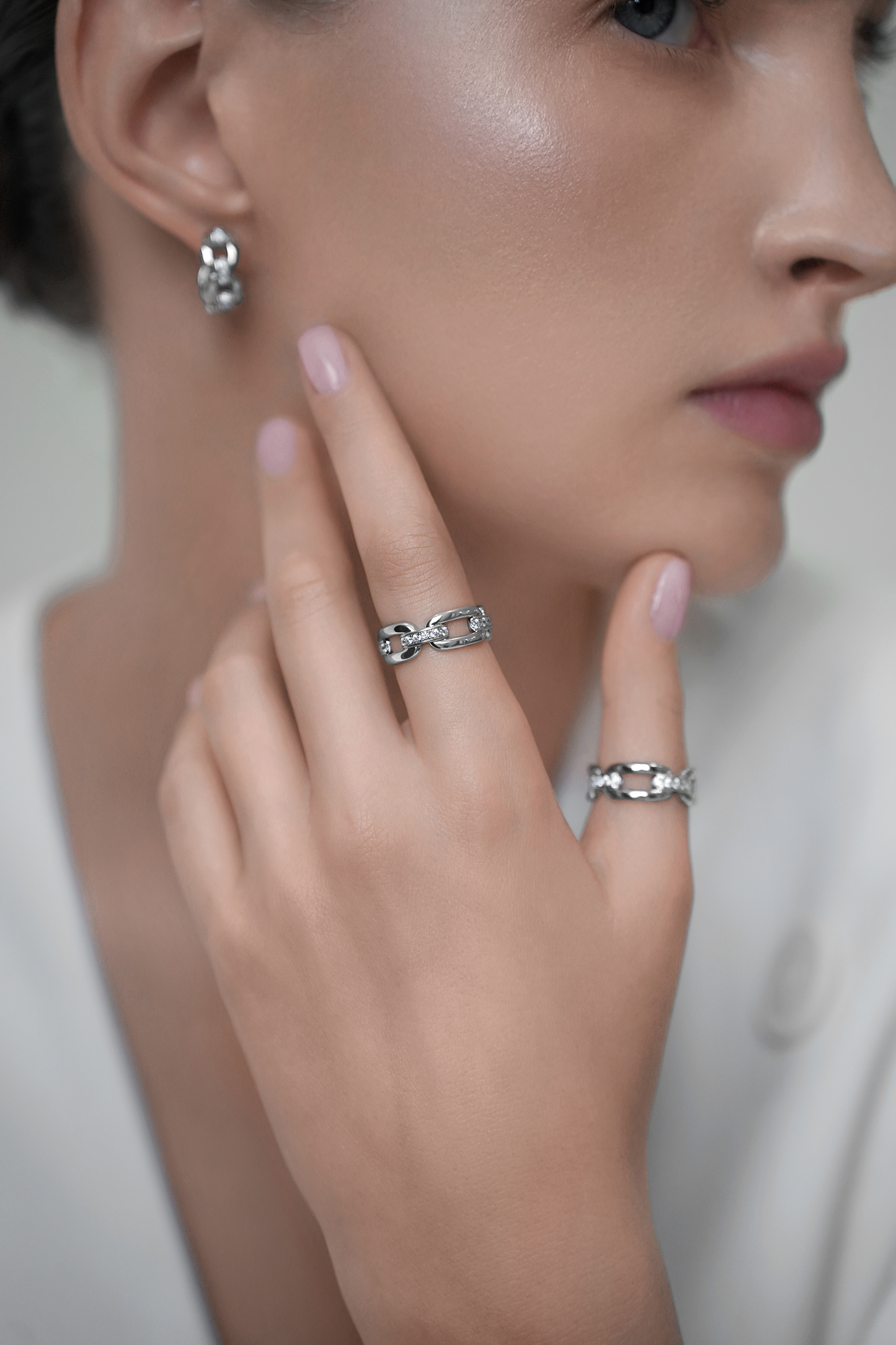 Кольца: Кольцо Звенья можно купить в ювелирном гардеробе MOMNT (Momentsilver), интернет-магазине украшений из серебра. Серебро 925, родий, вставки:куб.цирконий. Артикул 