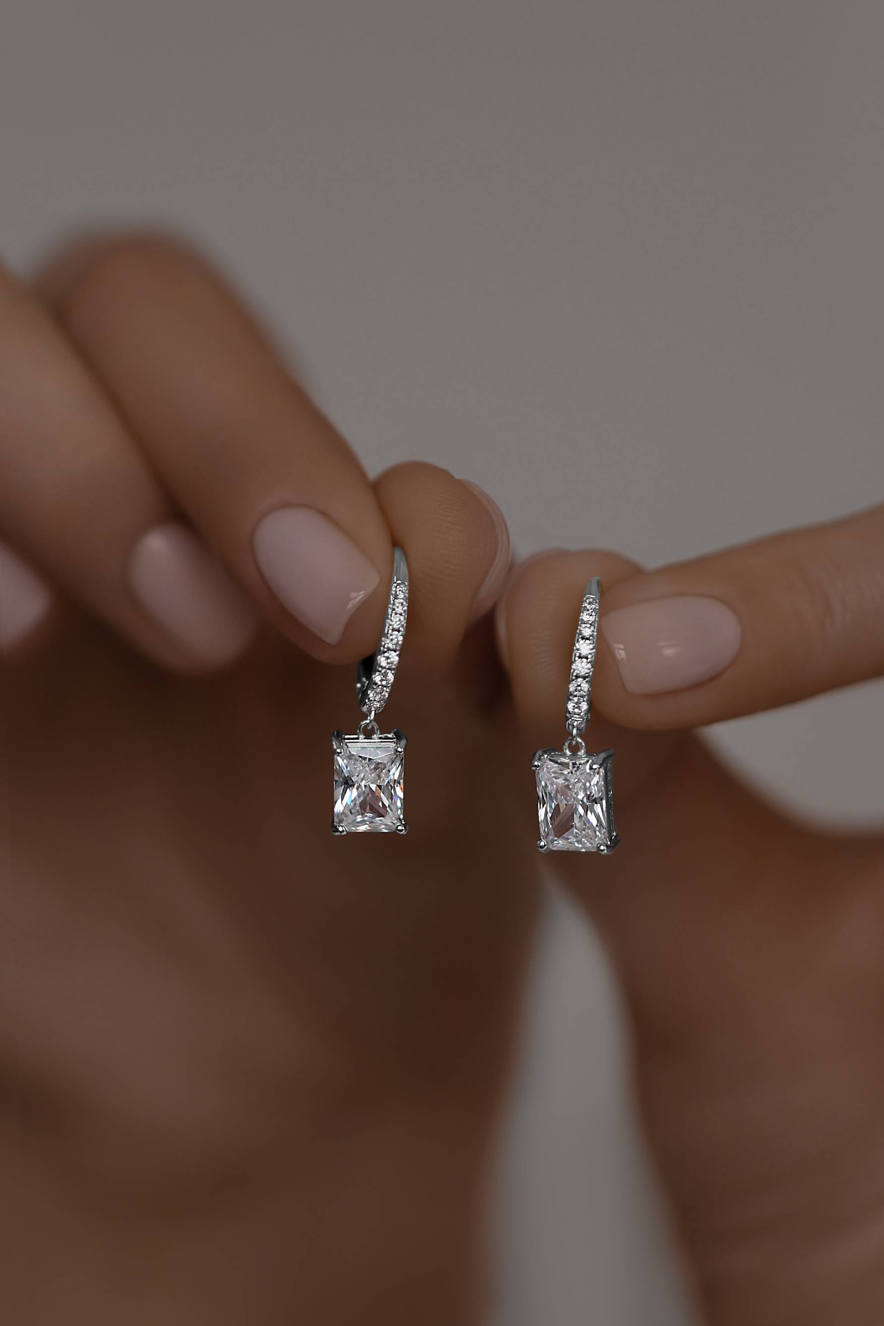 Серьги: Серьги в гранке Радиант на французском замке можно купить в ювелирном гардеробе MOMNT (Momentsilver), интернет-магазине украшений из серебра. Серебро 925, родий, вставки:куб.цирконий. Артикул 