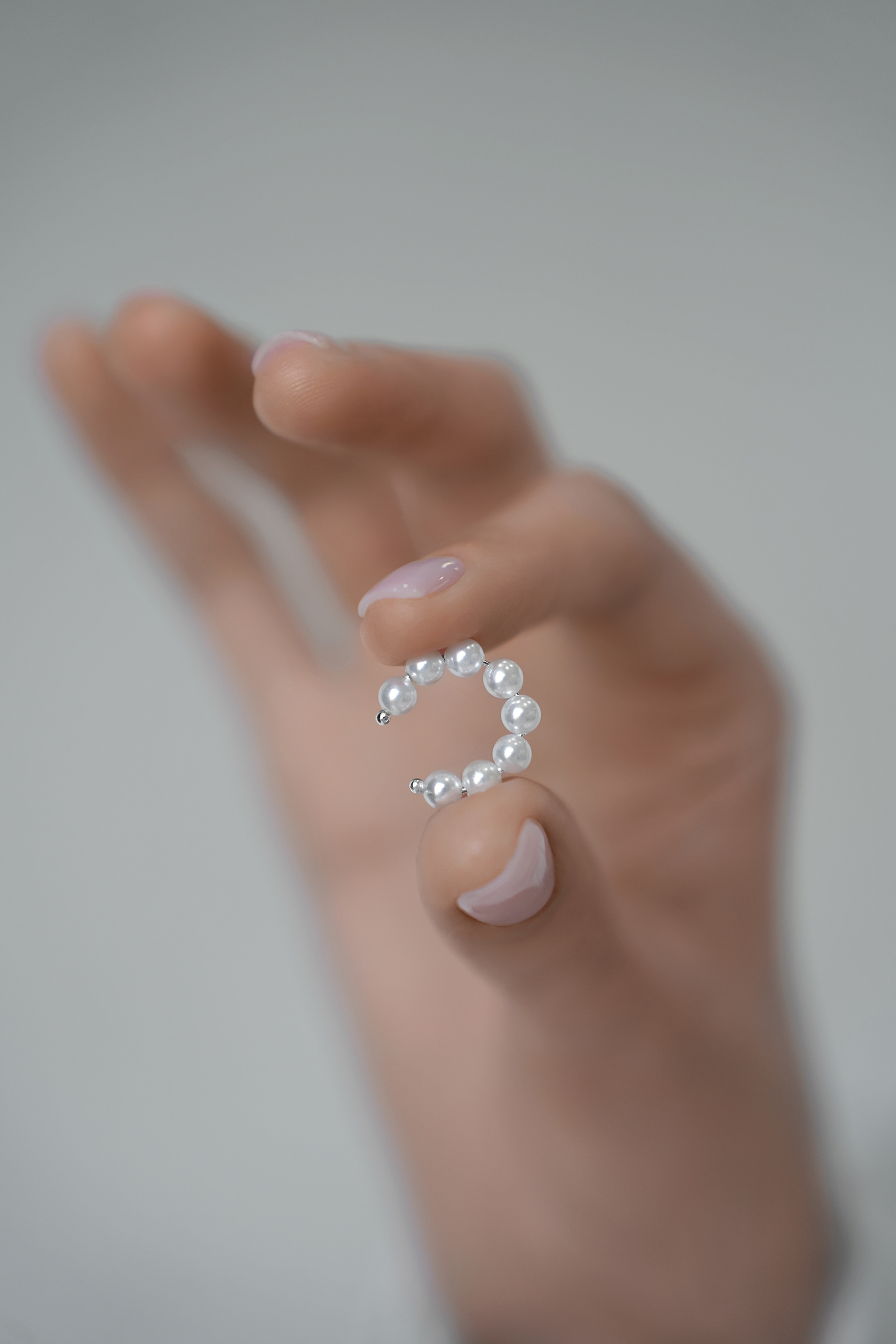 Каффы: Жемчужная каффа 12 мм можно купить в ювелирном гардеробе MOMNT (Momentsilver), интернет-магазине украшений из серебра. имитация жемчуга, серебро, родий. Артикул 