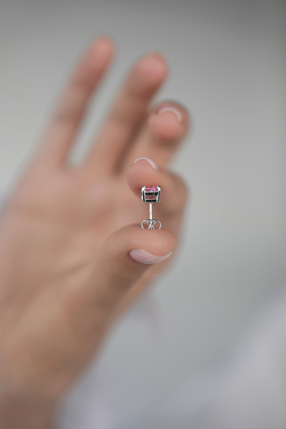 Серьги: Серьги-гвоздики с розовым фианитом Клубничный пломбир можно купить в ювелирном гардеробе MOMNT (Momentsilver), интернет-магазине украшений из серебра. Серебро 925, родий. Артикул 