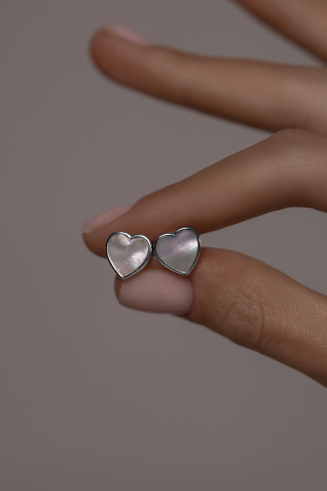 Серьги: Серьги-гвоздики Сердце с белым перламутром можно купить в ювелирном гардеробе MOMNT (Momentsilver), интернет-магазине украшений из серебра. Серебро 925, родий, вставки:перламутр. Артикул 