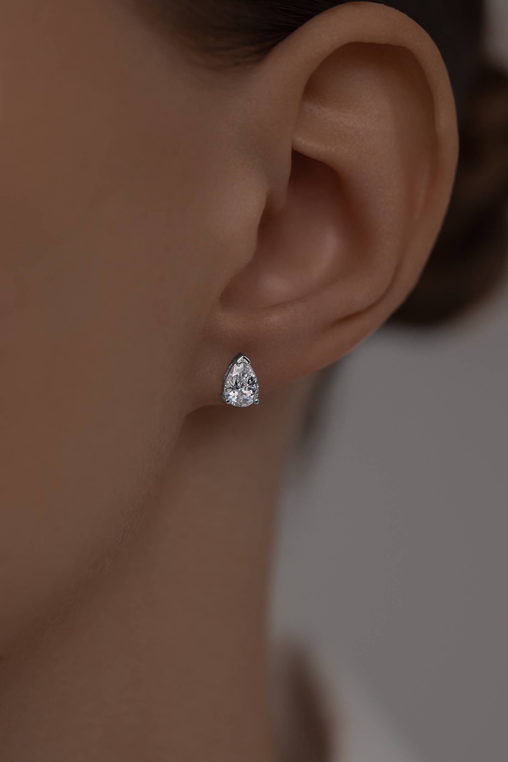 Серьги: Серьги-гвоздики в огранке Груша можно купить в ювелирном гардеробе MOMNT (Momentsilver), интернет-магазине украшений из серебра. Серебро 925, родий, вставки:куб.цирконий. Артикул 