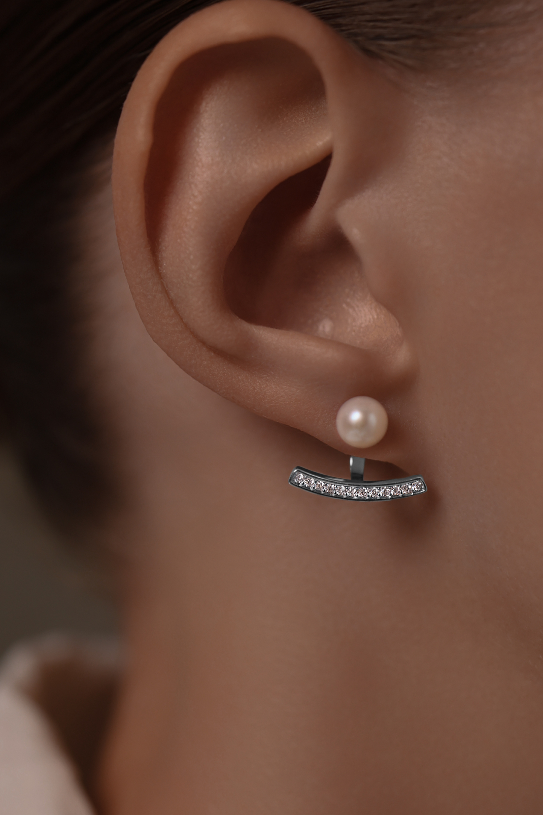 Серьги: Серьги-жакеты Прозрачность с жемчугом можно купить в ювелирном гардеробе MOMNT (Momentsilver), интернет-магазине украшений из серебра. Серебро 925, родий, вставки:куб.цирконий; жемчуг. Артикул 