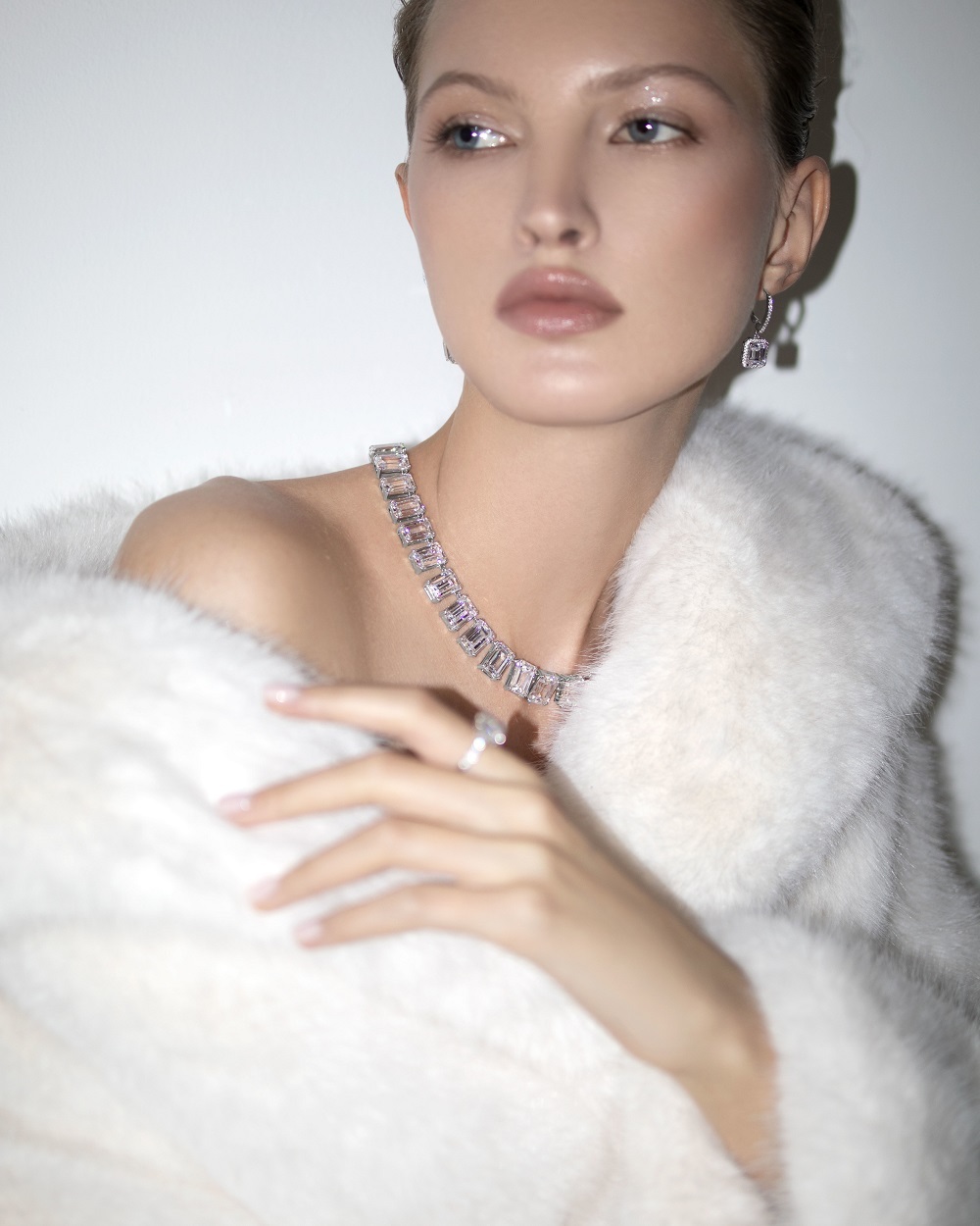 Бижутерия: Серьги в огранке изумруд с белым камнем можно купить в ювелирном гардеробе MOMNT (Momentsilver), интернет-магазине украшений из серебра. Ювелирный сплав, родий, вставки: куб. цирконий. Артикул 