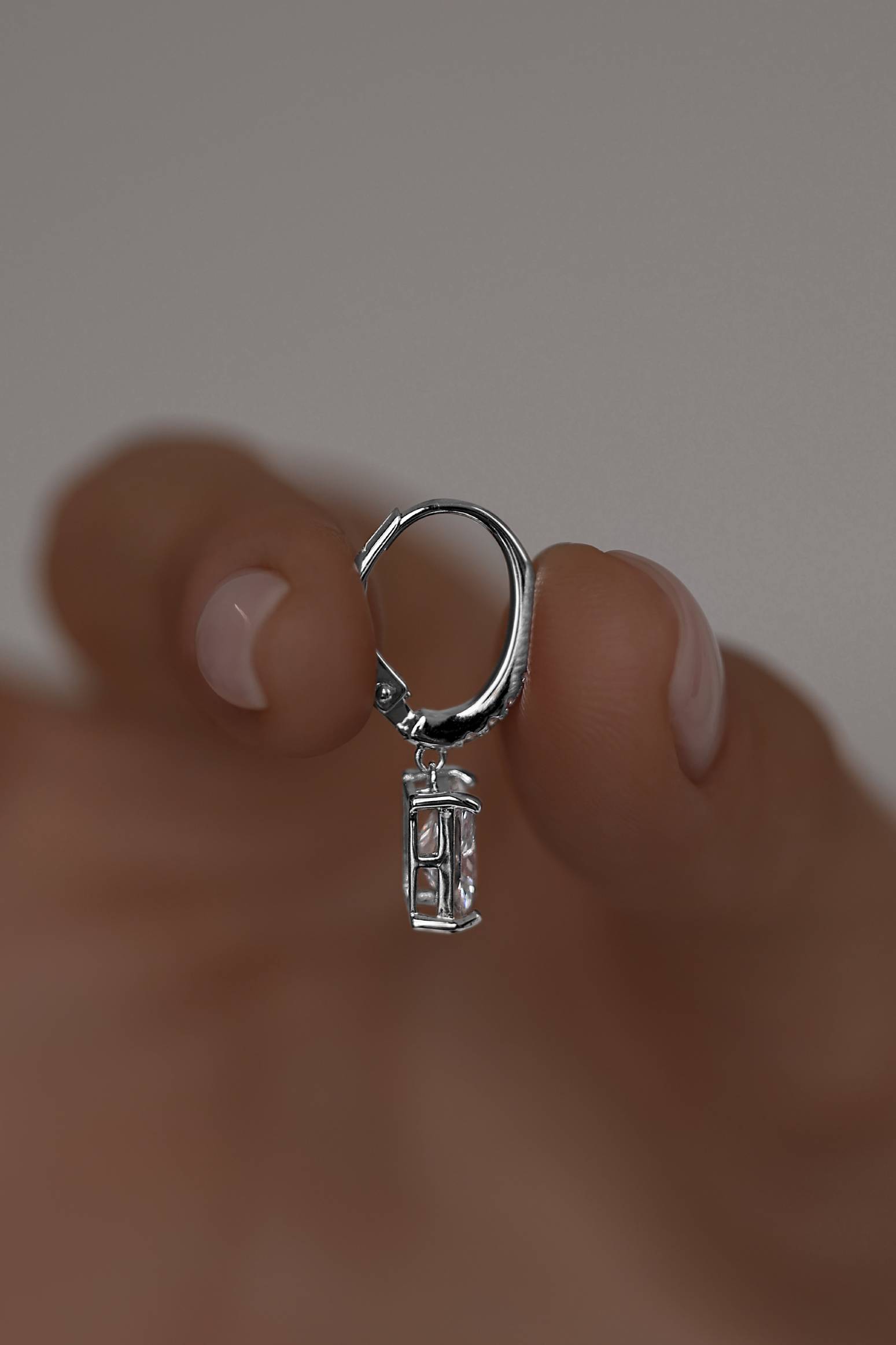 Серьги: Серьги в гранке Радиант на французском замке можно купить в ювелирном гардеробе MOMNT (Momentsilver), интернет-магазине украшений из серебра. Серебро 925, родий, вставки:куб.цирконий. Артикул 