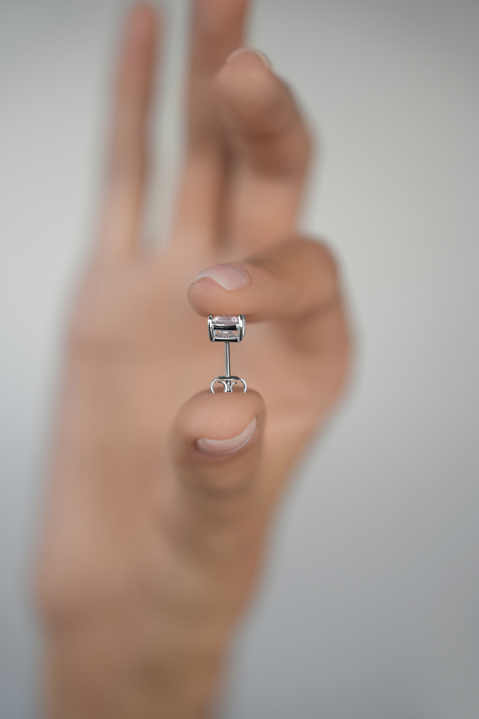 Серьги: Серьги-гвоздики в прямоугольной огранке можно купить в ювелирном гардеробе MOMNT (Momentsilver), интернет-магазине украшений из серебра. Серебро 925, родий. Артикул 