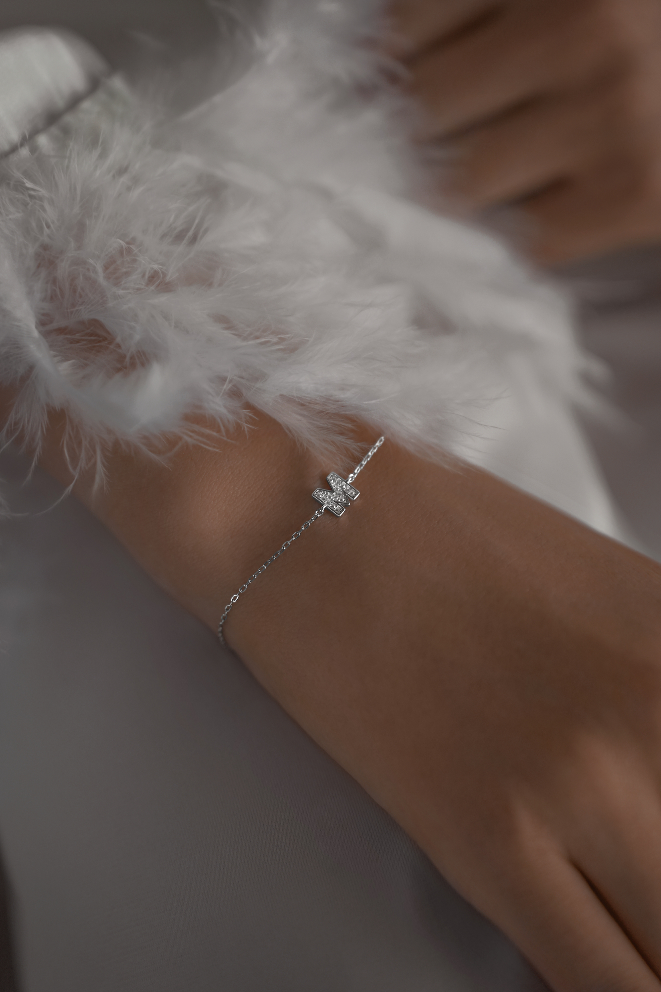 Браслеты: Браслет с буквой M можно купить в ювелирном гардеробе MOMNT (Momentsilver), интернет-магазине украшений из серебра. Серебро 925, родий, вставки:куб.цирконий. Артикул 