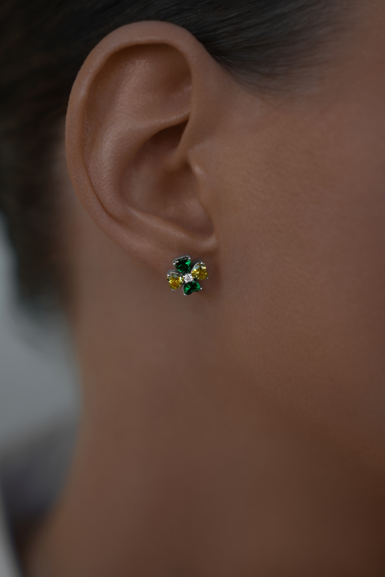 Серьги: Серьги-гвоздики Изумрудный клевер можно купить в ювелирном гардеробе MOMNT (Momentsilver), интернет-магазине украшений из серебра. Серебро 925, родий. Артикул 