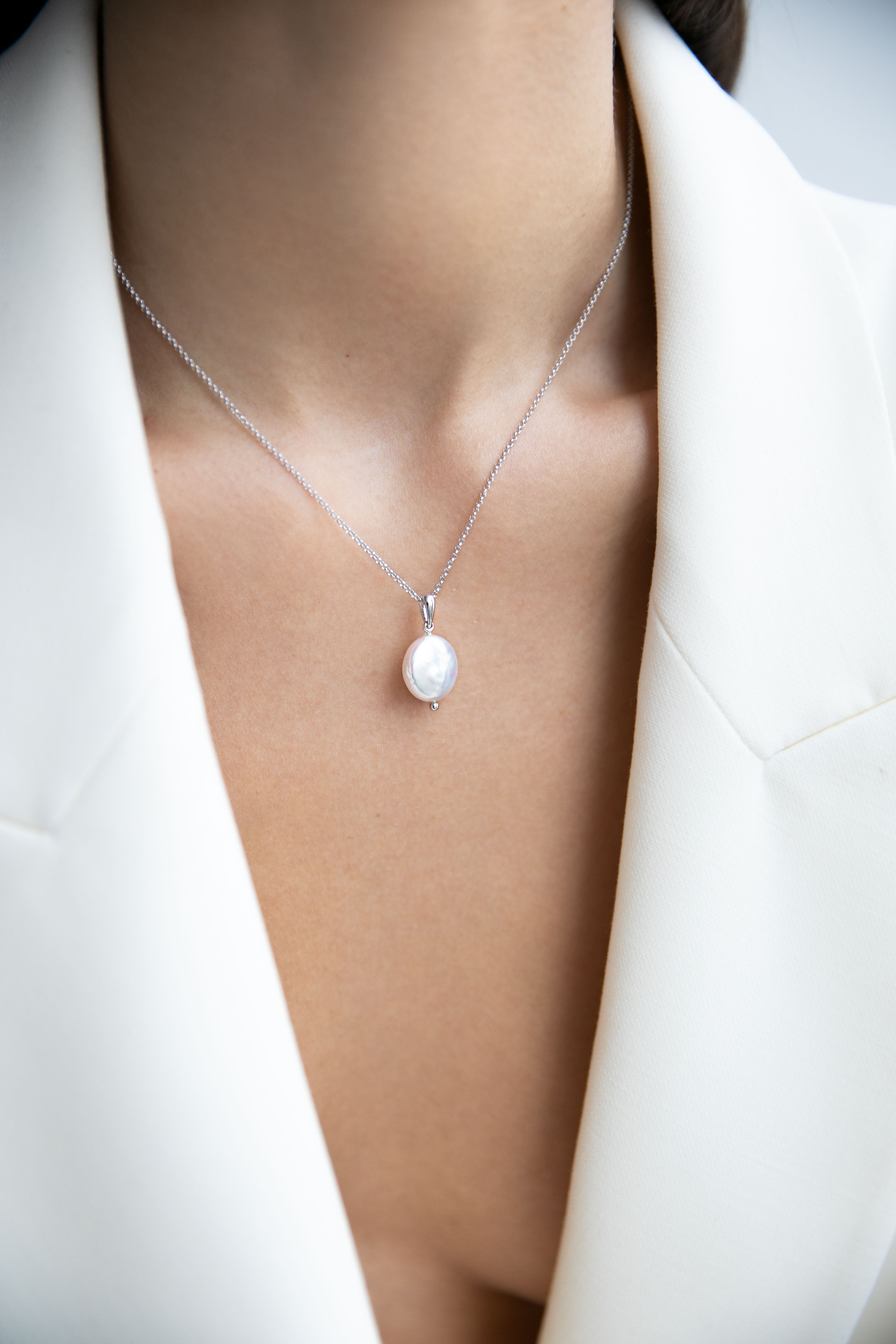 Колье: Колье с жемчужным медальоном круглой формы можно купить в ювелирном гардеробе MOMNT (Momentsilver), интернет-магазине украшений из серебра. Серебро 925, родий, вставки:реч.жемчуг. Артикул 