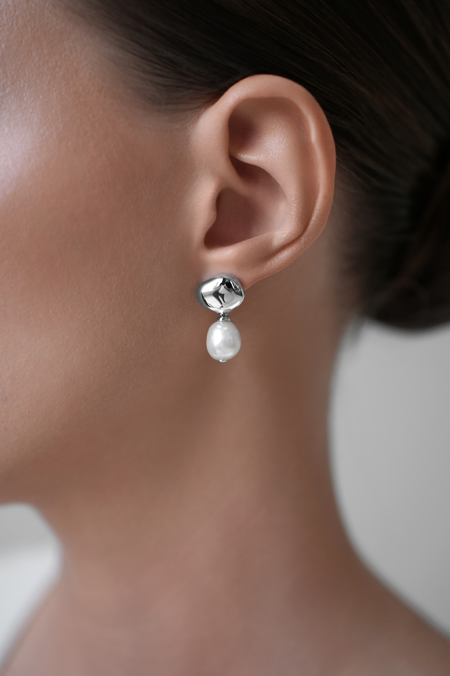 Серьги: Серьги-зернышки с натуральным жемчугом можно купить в ювелирном гардеробе MOMNT (Momentsilver), интернет-магазине украшений из серебра. Серебро 925, родий, вставки: натуральный жемчуг . Артикул 