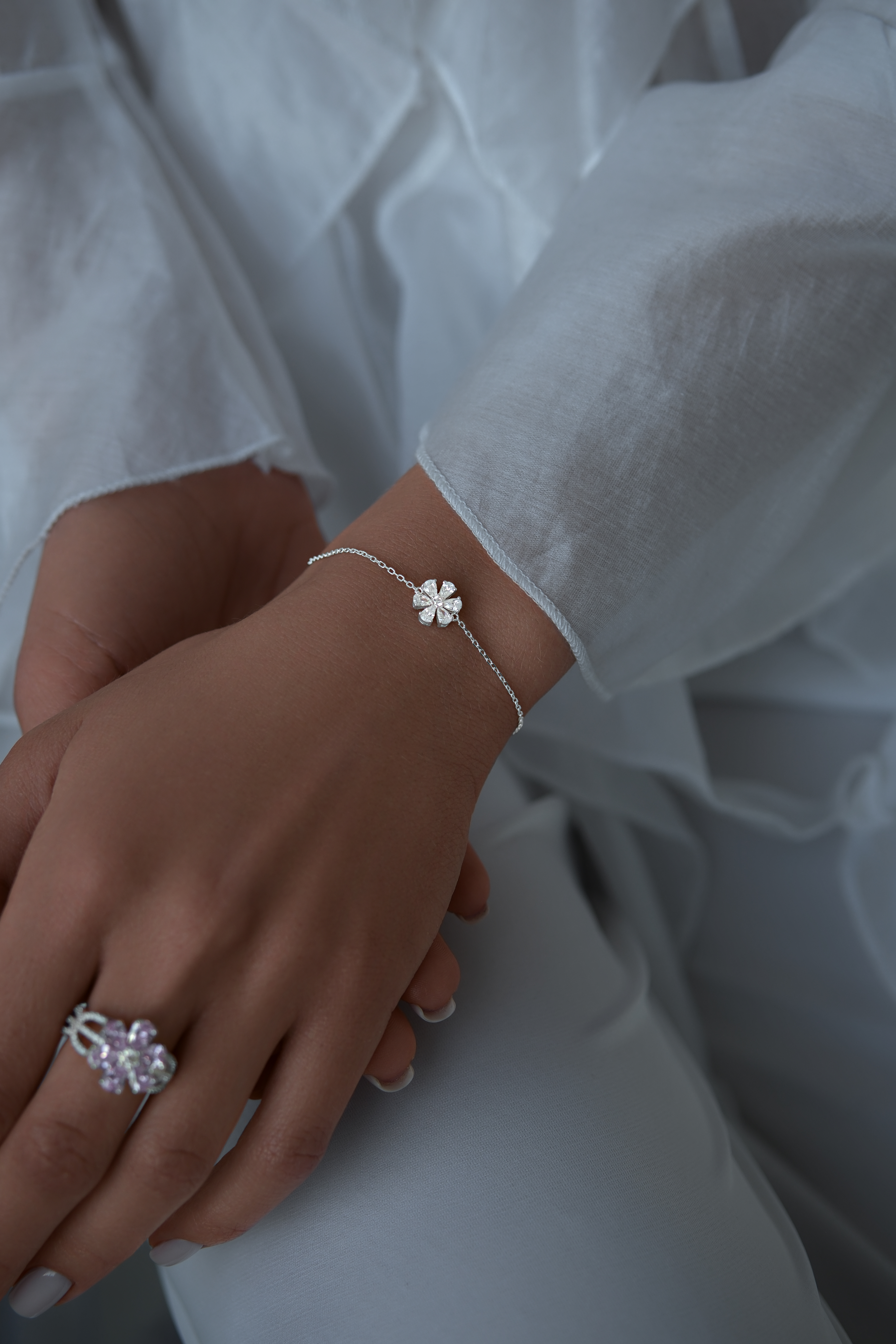 Браслеты: Браслет Цветок можно купить в ювелирном гардеробе MOMNT (Momentsilver), интернет-магазине украшений из серебра. Серебро 925, родий. Вставки: куб.цирконий. Артикул 