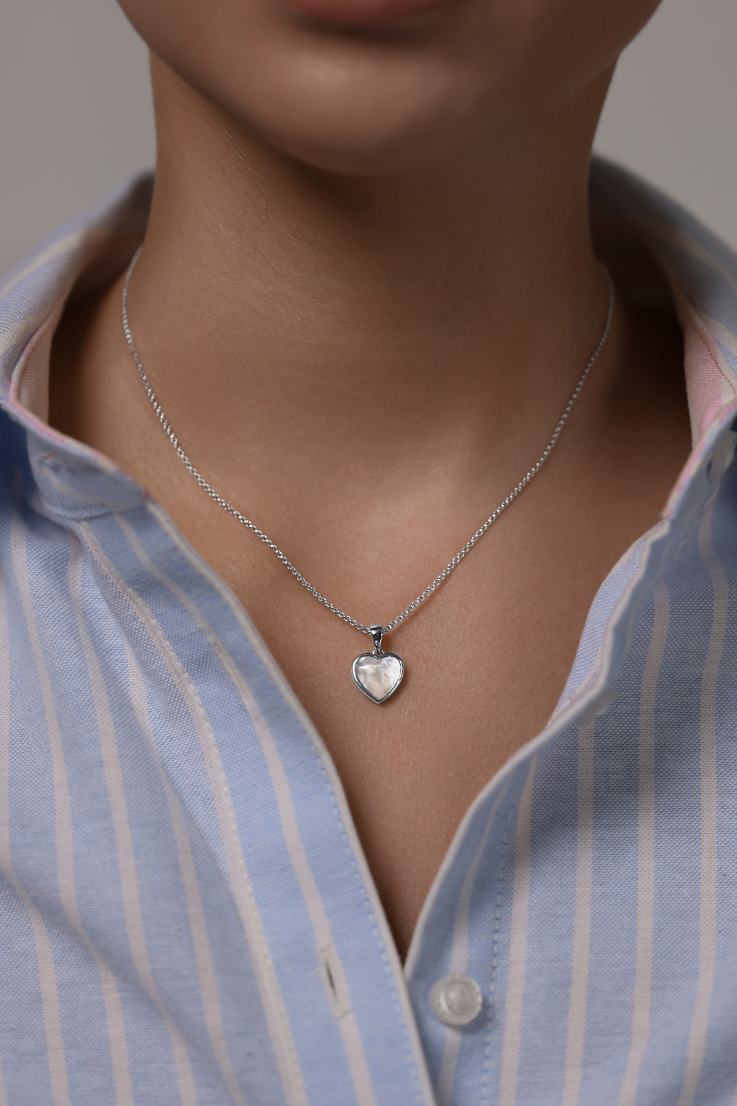 Колье: Колье Сердце с белым перламутром можно купить в ювелирном гардеробе MOMNT (Momentsilver), интернет-магазине украшений из серебра. Серебро 925, родий. Вствки: перламутр. Артикул 