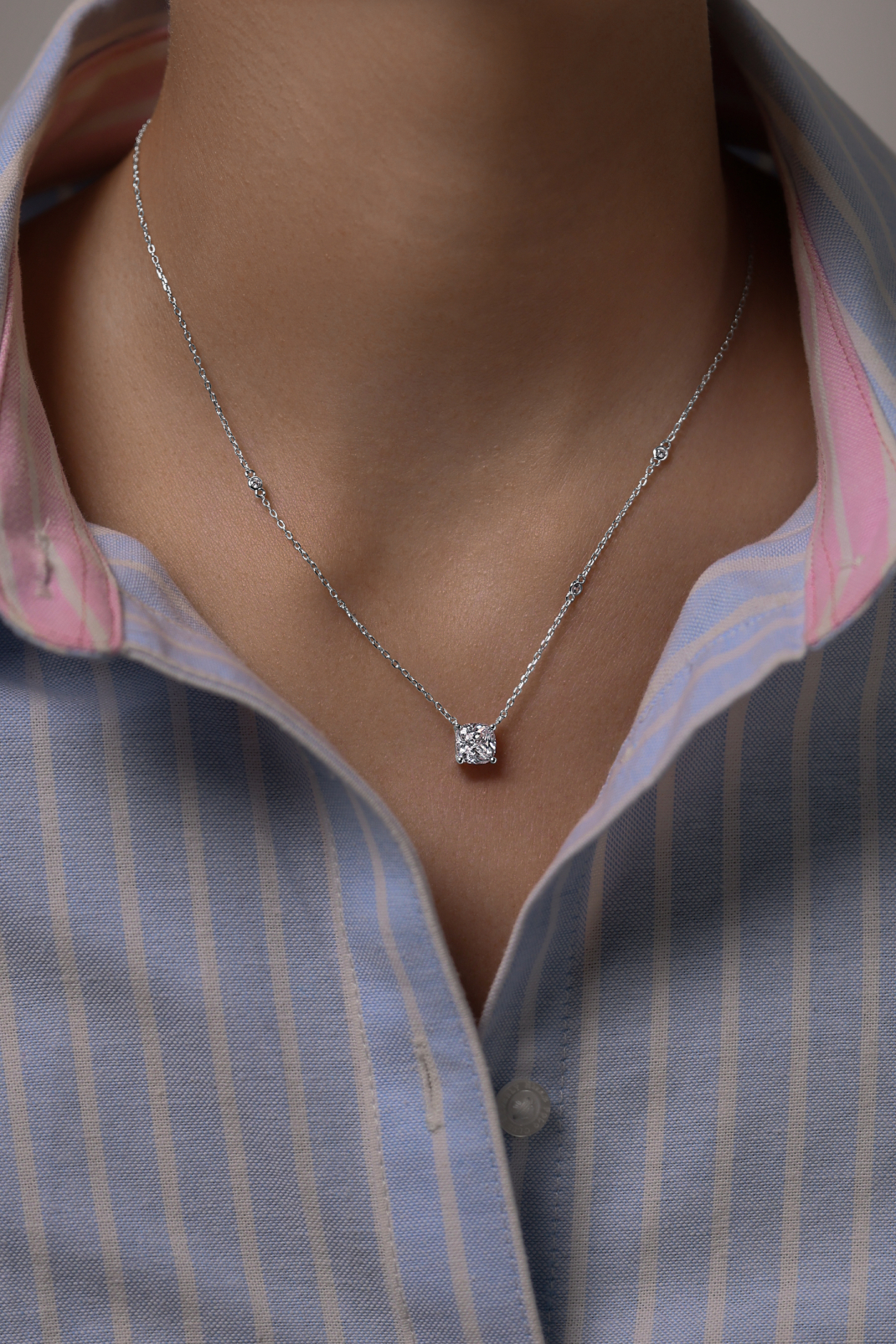 Колье: Колье с огранце Кушон можно купить в ювелирном гардеробе MOMNT (Momentsilver), интернет-магазине украшений из серебра. Серебро 925, родий. Вставки: куб.цирконий. Артикул 