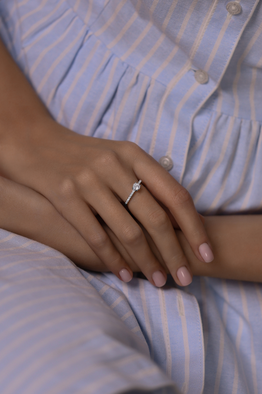 Кольца: Кольцо-дорожка с одним камнем lite можно купить в ювелирном гардеробе MOMNT (Momentsilver), интернет-магазине украшений из серебра. Серебро 925,родий. Вставки: куб.цирконий. Артикул 