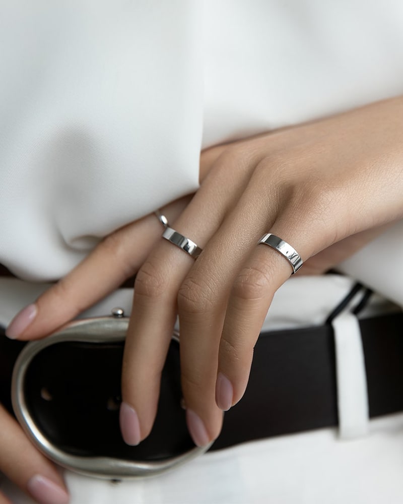 Кольца: Утолщенное кольцо Линия можно купить в ювелирном гардеробе MOMNT (Momentsilver), интернет-магазине украшений из серебра. Серебро 925, родий. Артикул R041