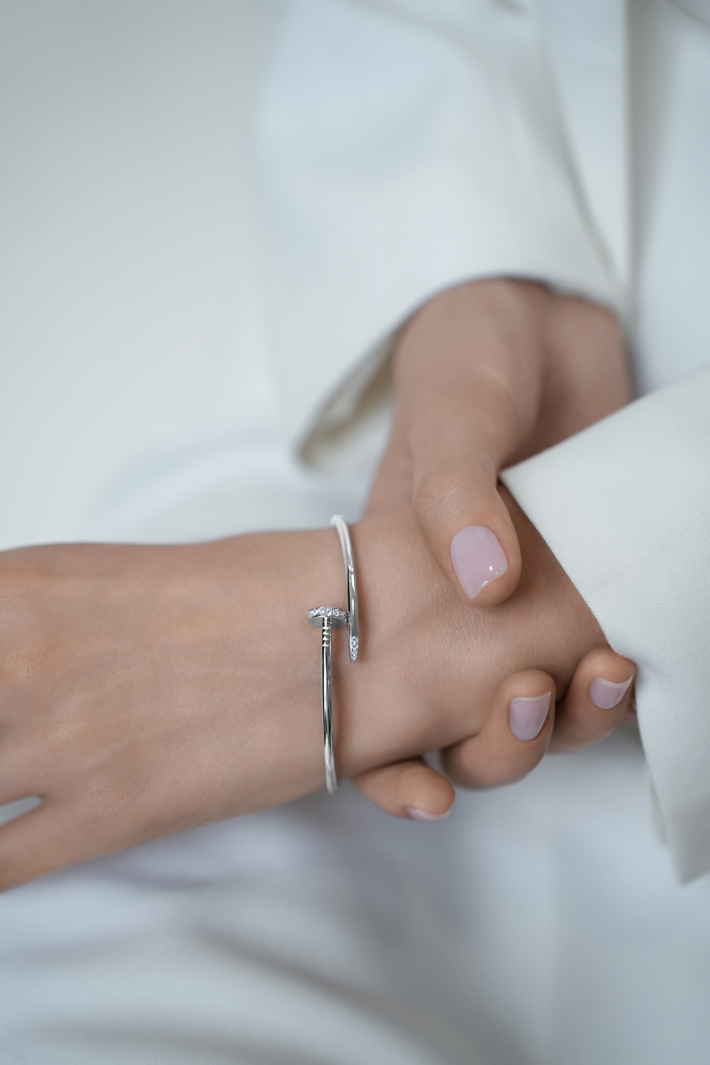 Браслеты: Браслет Гвоздь с камнями на шляпке можно купить в ювелирном гардеробе MOMNT (Momentsilver), интернет-магазине украшений из серебра. Серебро 925, родий, вставки:куб.цирконий. Артикул 