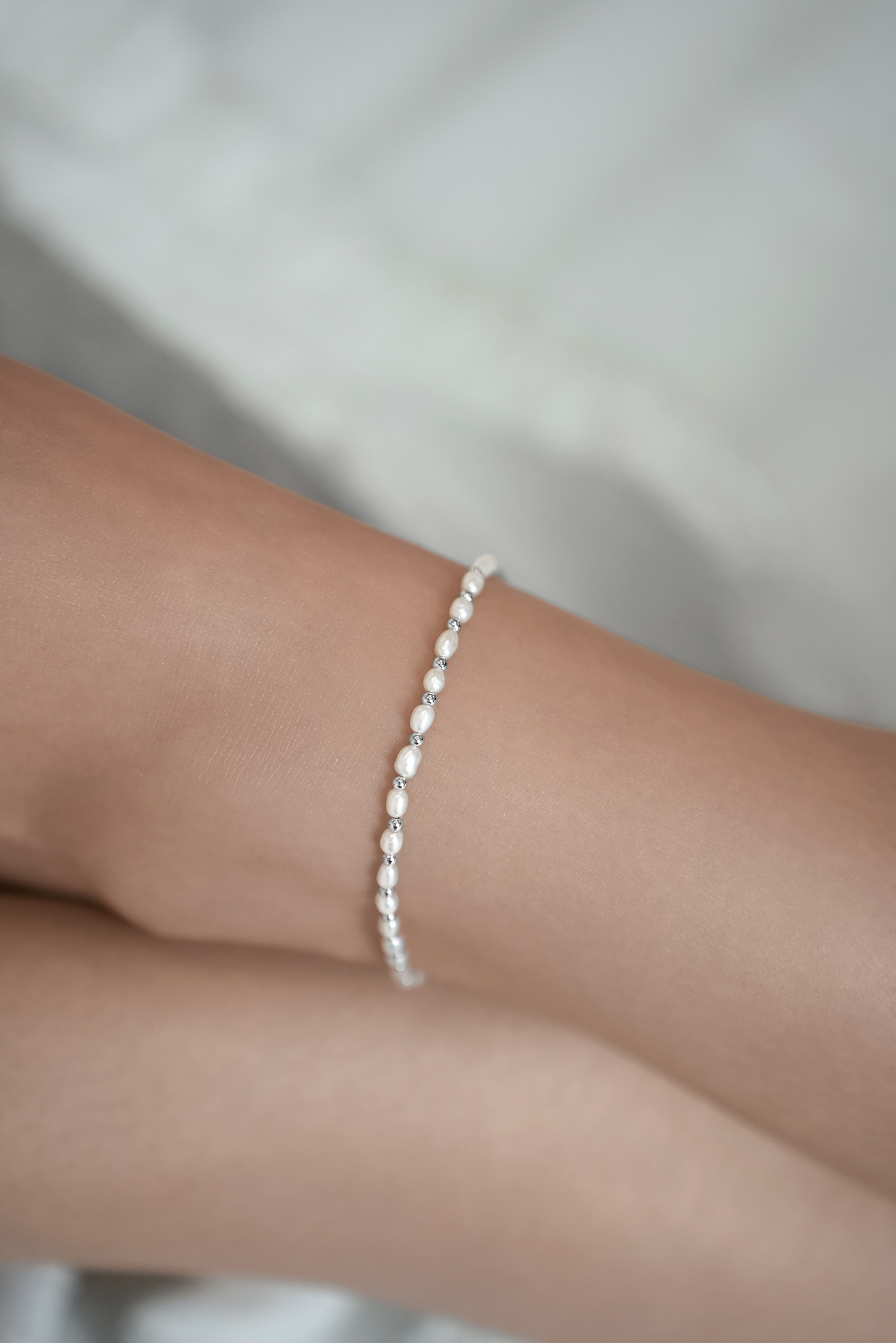 Браслеты: Браслет на ногу с мелким жемчугом и шариками можно купить в ювелирном гардеробе MOMNT (Momentsilver), интернет-магазине украшений из серебра. Серебро 925, родий, натуральный жемчуг . Артикул 