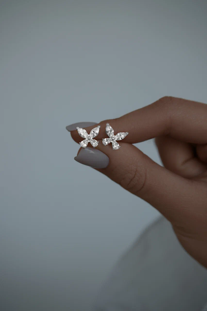 Серьги: Серьги гвоздики Бабочки 9 мм можно купить в ювелирном гардеробе MOMNT (Momentsilver), интернет-магазине украшений из серебра. Серебро 925, родий, вставки:куб.цирконий. Артикул 