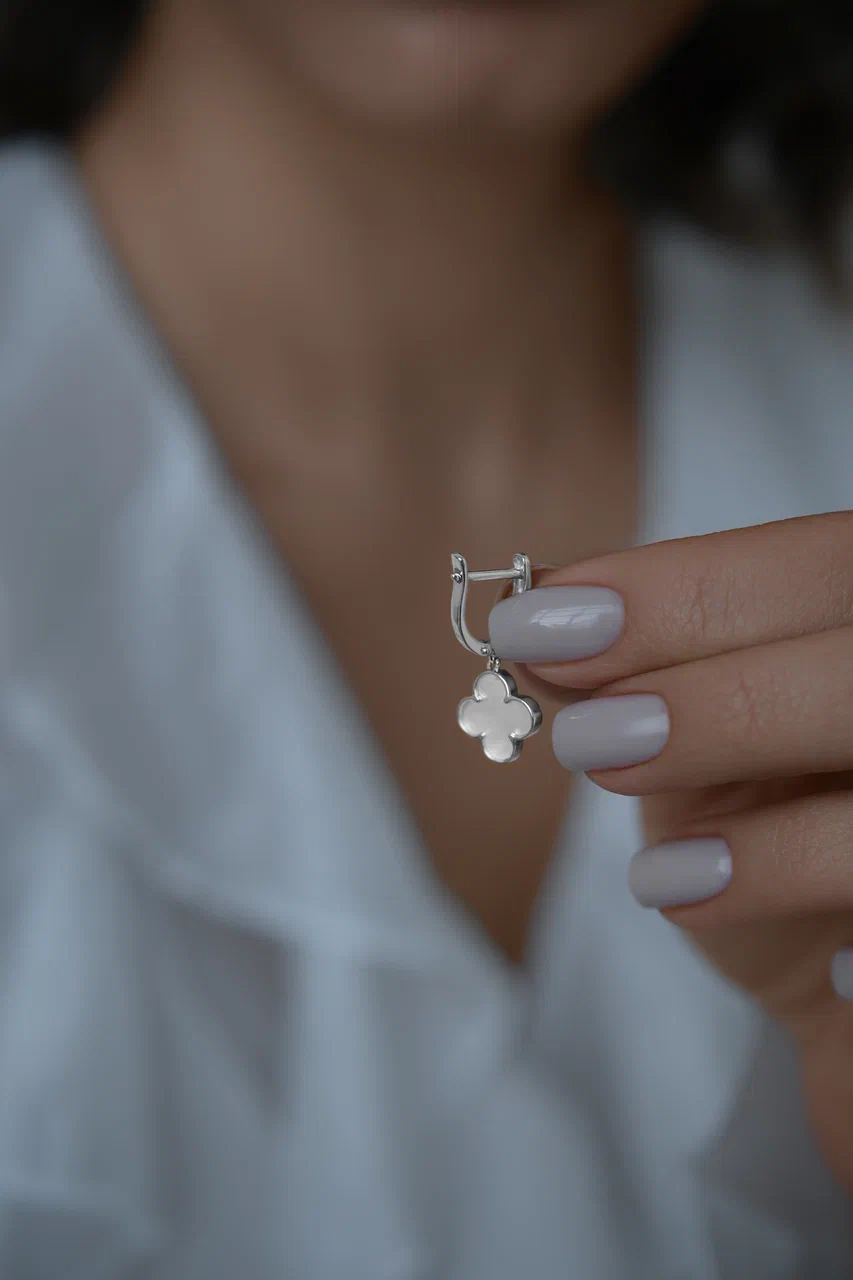 Серьги: Серьги Клевера с белым перламутром на английском замке  можно купить в ювелирном гардеробе MOMNT (Momentsilver), интернет-магазине украшений из серебра. Серебро 925, родий, вставки:перламутр. Артикул 