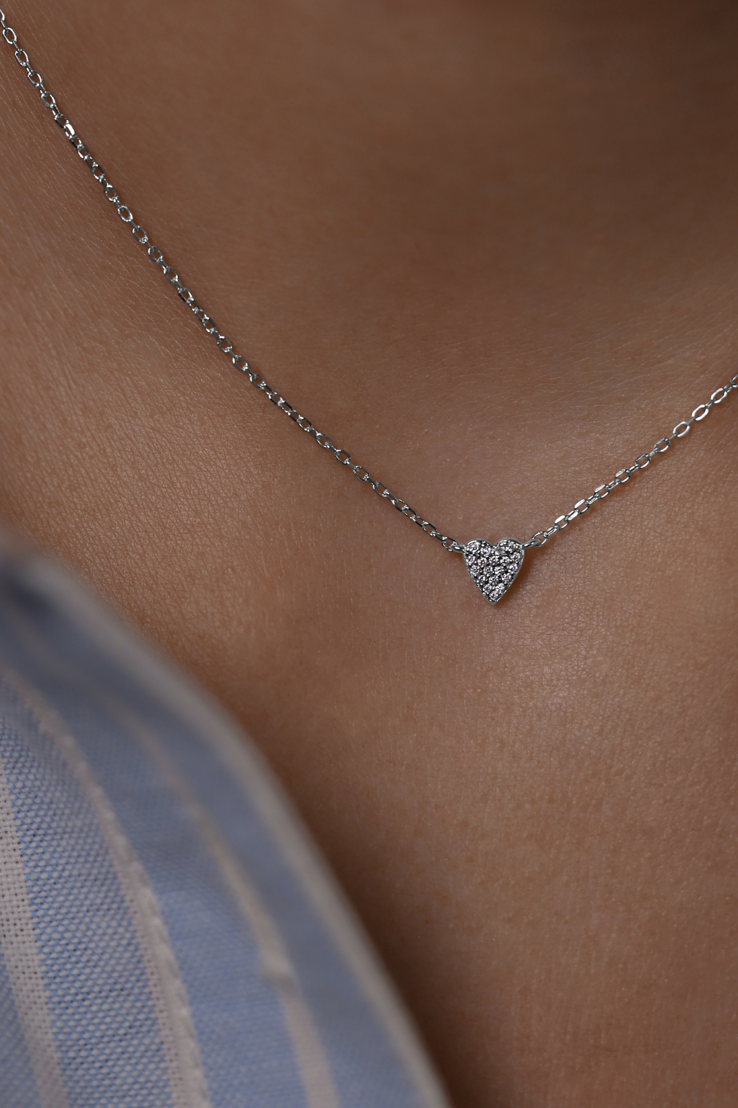 Колье: Колье Микросердце можно купить в ювелирном гардеробе MOMNT (Momentsilver), интернет-магазине украшений из серебра. Серебро 925, родий. Вставки: куб.цирконий. Артикул 