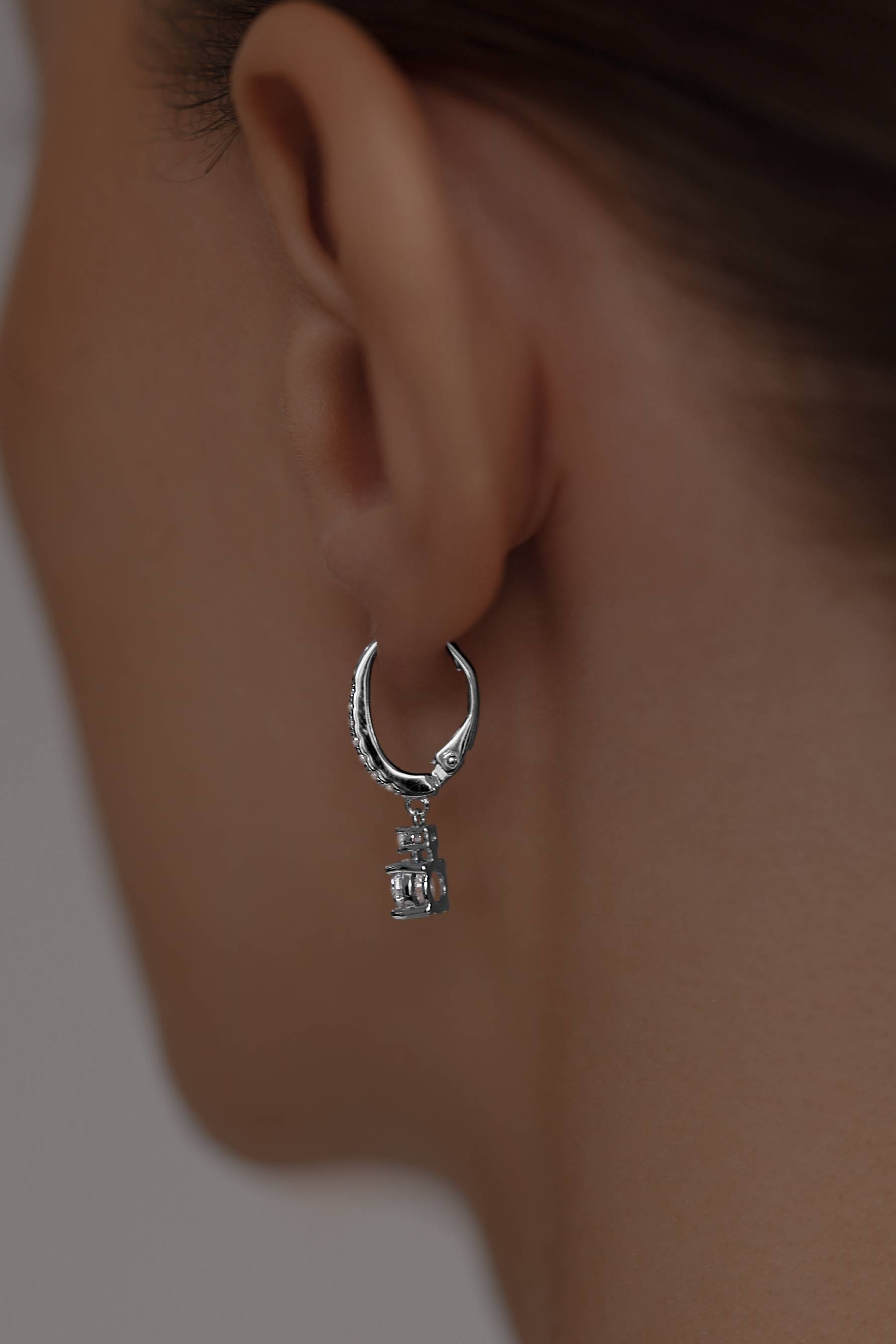 Колье: Классические серьги на французском замке можно купить в ювелирном гардеробе MOMNT (Momentsilver), интернет-магазине украшений из серебра. Серебро 925, родий, вставки:куб.цирконий. Артикул 