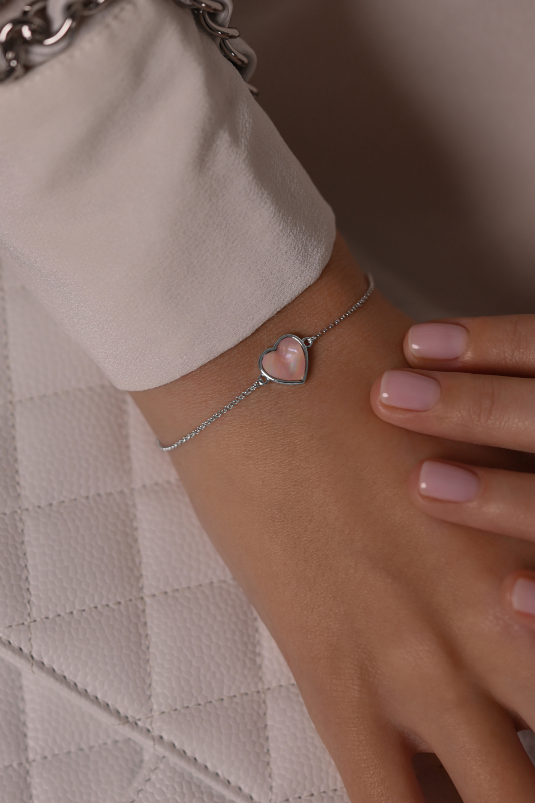 Браслеты: Браслет Сердце с розовым перламутром можно купить в ювелирном гардеробе MOMNT (Momentsilver), интернет-магазине украшений из серебра. Серебро 925 пробы. Вставки: перламутр. Артикул 