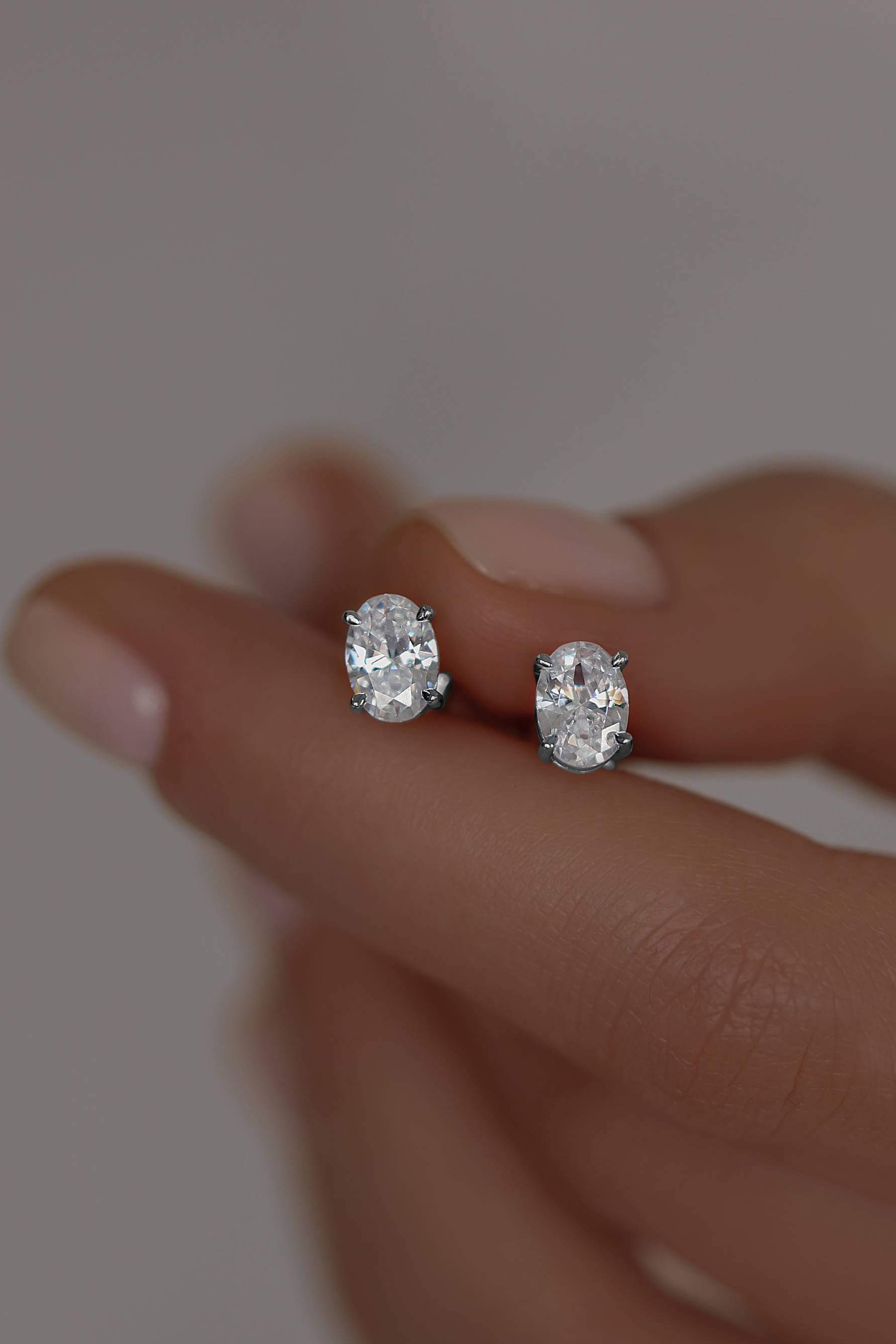 Серьги: Серьги-гвоздики в огранке овал  можно купить в ювелирном гардеробе MOMNT (Momentsilver), интернет-магазине украшений из серебра. Серебро 925, родий, вставки:куб.цирконий. Артикул 