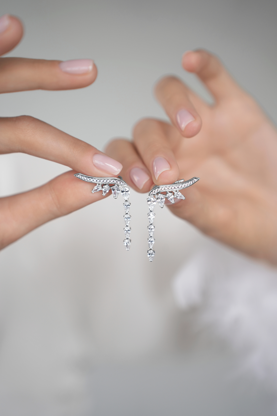 Каффы: Каффы Эльза можно купить в ювелирном гардеробе MOMNT (Momentsilver), интернет-магазине украшений из серебра. Серебро 925, родий. Артикул 