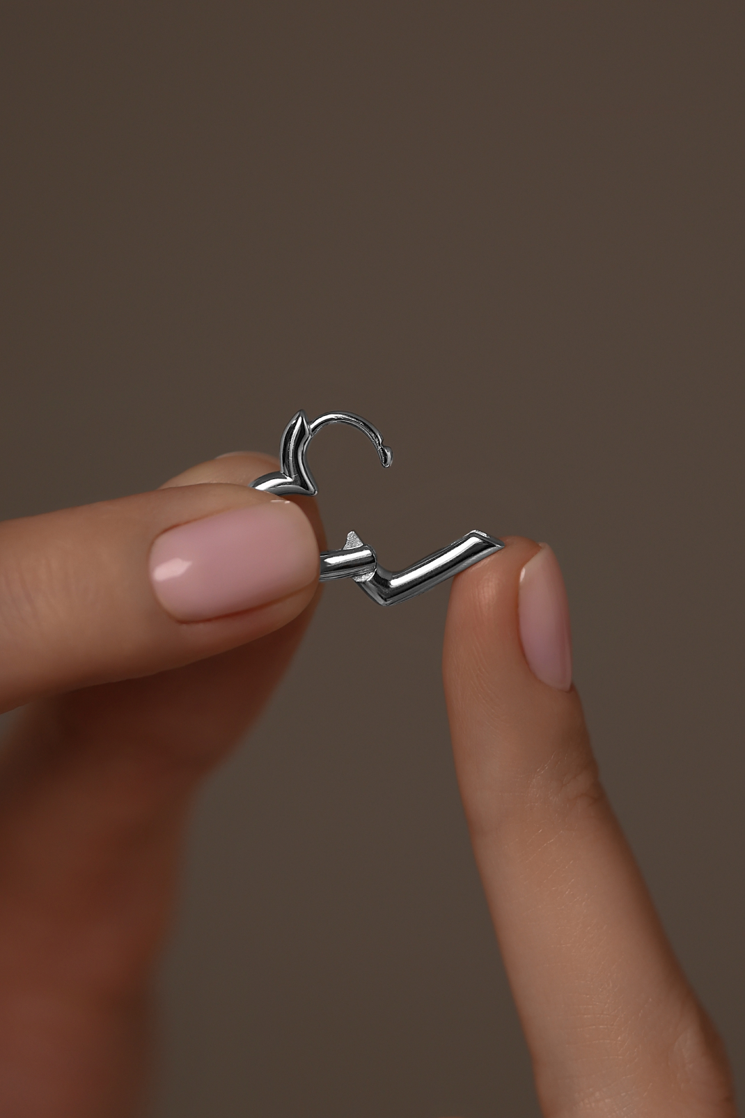 Серьги: Серьги Сердца в профиль можно купить в ювелирном гардеробе MOMNT (Momentsilver), интернет-магазине украшений из серебра. Серебро 925, родий. Артикул 