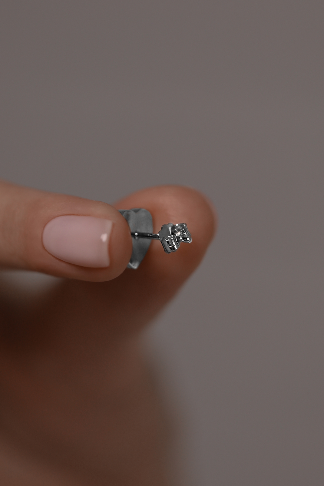 Серьги: Серьги-гвоздики Сердце с белым перламутром можно купить в ювелирном гардеробе MOMNT (Momentsilver), интернет-магазине украшений из серебра. Серебро 925, родий, вставки:перламутр. Артикул 