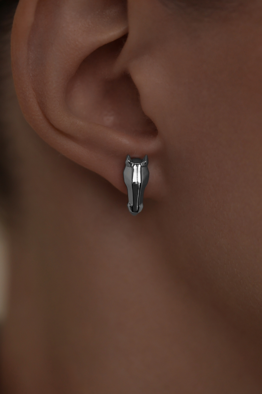 Все украшения: Серьги Cheval можно купить в ювелирном гардеробе MOMNT (Momentsilver), интернет-магазине украшений из серебра. Серебро 925, родий. Артикул 