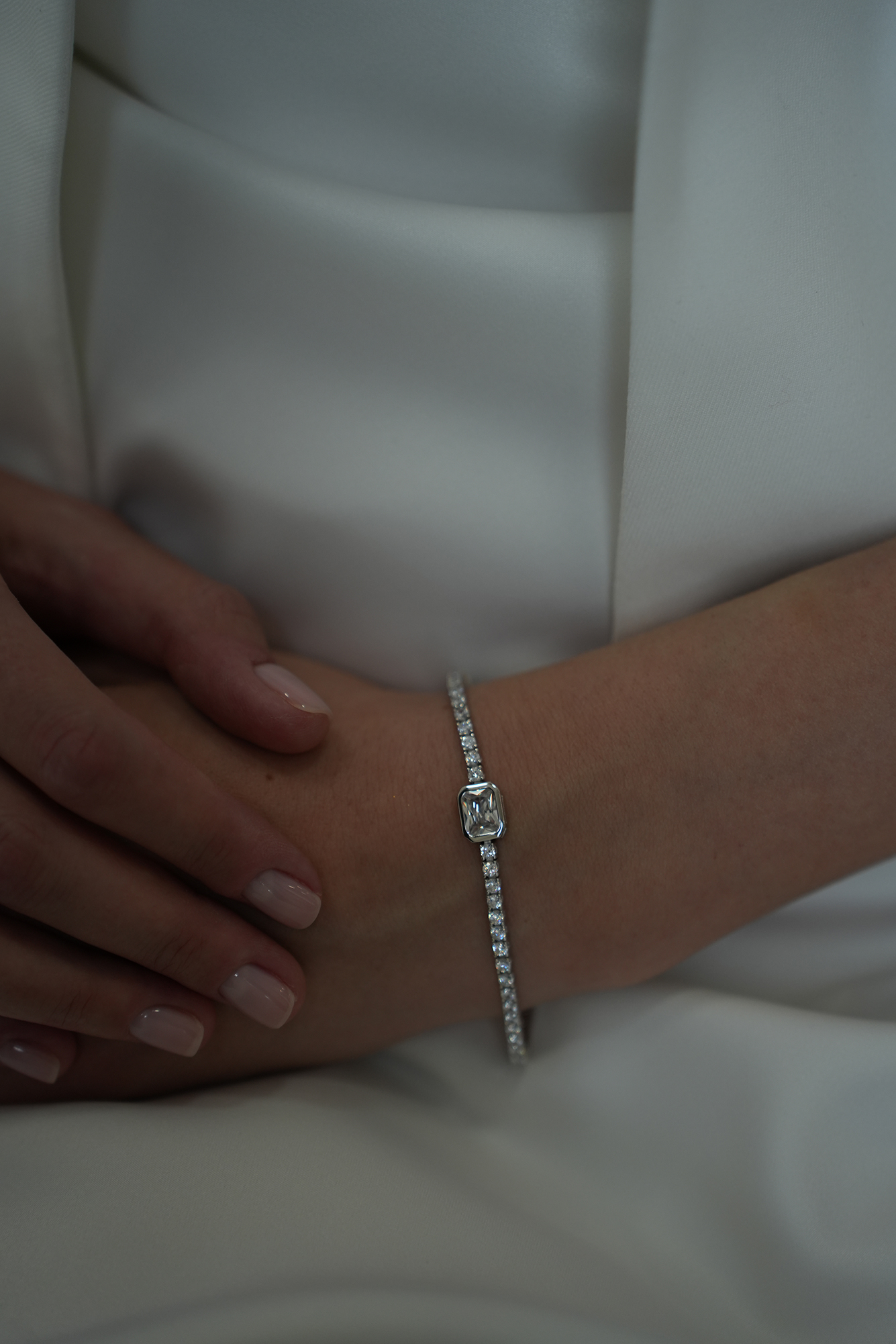 Браслеты: Теннисный браслет с камнем в огранке Принцесса можно купить в ювелирном гардеробе MOMNT (Momentsilver), интернет-магазине украшений из серебра. Серебро 925, родий, вставки:куб.цирконий. Артикул 