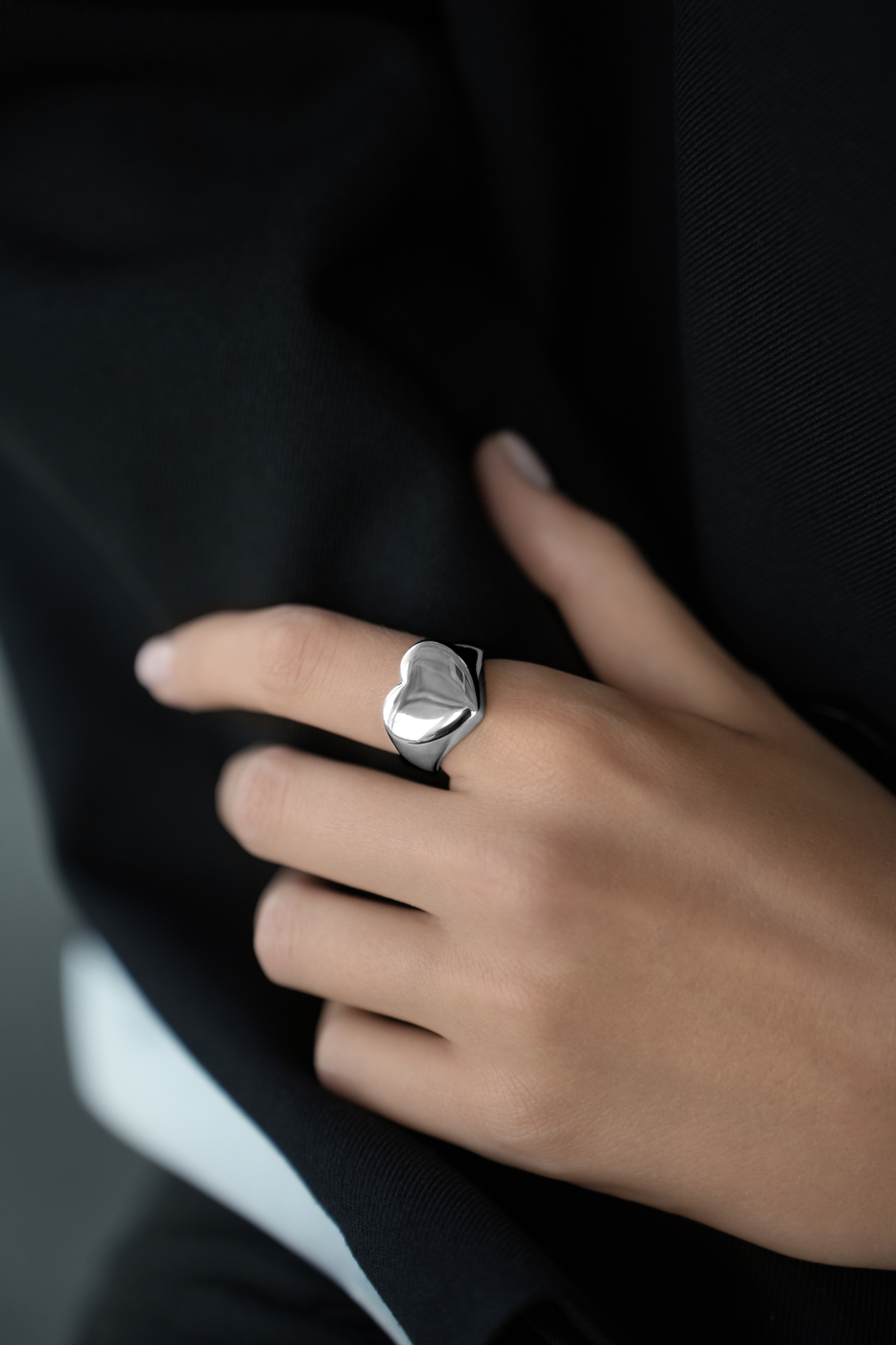 Кольца: Кольцо Раздутые чувства можно купить в ювелирном гардеробе MOMNT (Momentsilver), интернет-магазине украшений из серебра. Серебро 925, родий. Артикул 