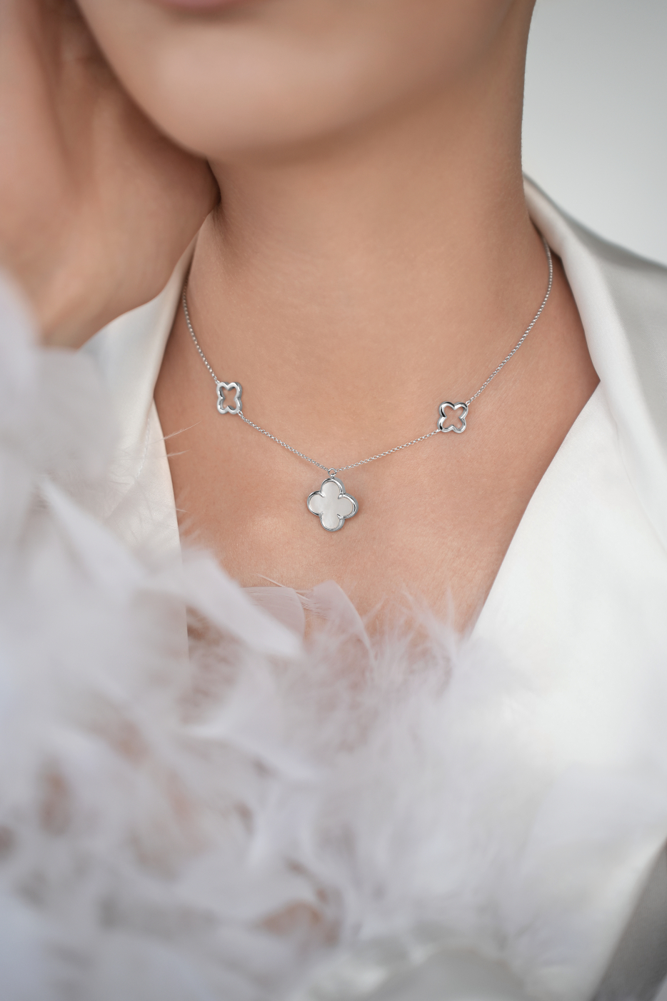 Колье: Колье Клевер с перламутром и двумя подвесками можно купить в ювелирном гардеробе MOMNT (Momentsilver), интернет-магазине украшений из серебра. Серебро 925, родий, перламутр. Артикул 