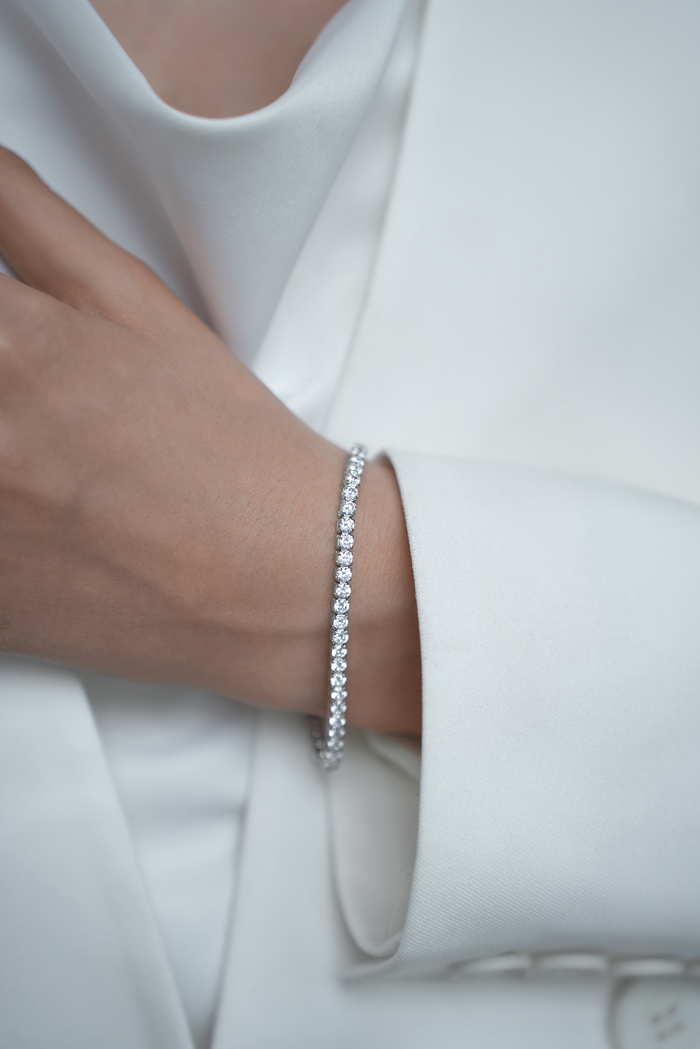 Браслеты: Теннисный браслет с камнями 3 мм можно купить в ювелирном гардеробе MOMNT (Momentsilver), интернет-магазине украшений из серебра. Серебро 925, родий, вставки:куб.цирконий. Артикул 