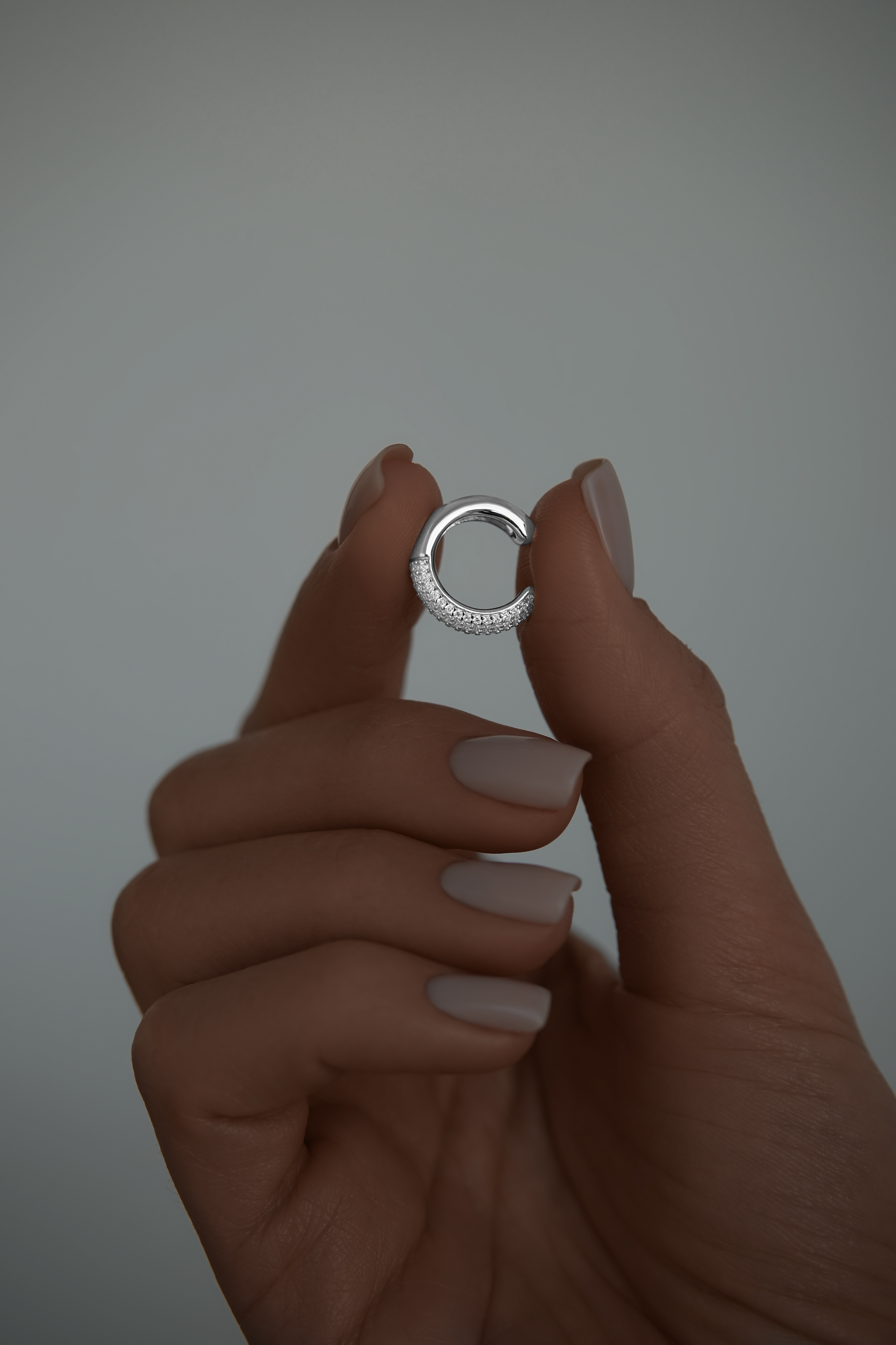 Каффы: Кафф Бублик с камнями 10 мм можно купить в ювелирном гардеробе MOMNT (Momentsilver), интернет-магазине украшений из серебра. Серебро 925, родий, вставки:куб.цирконий. Артикул 