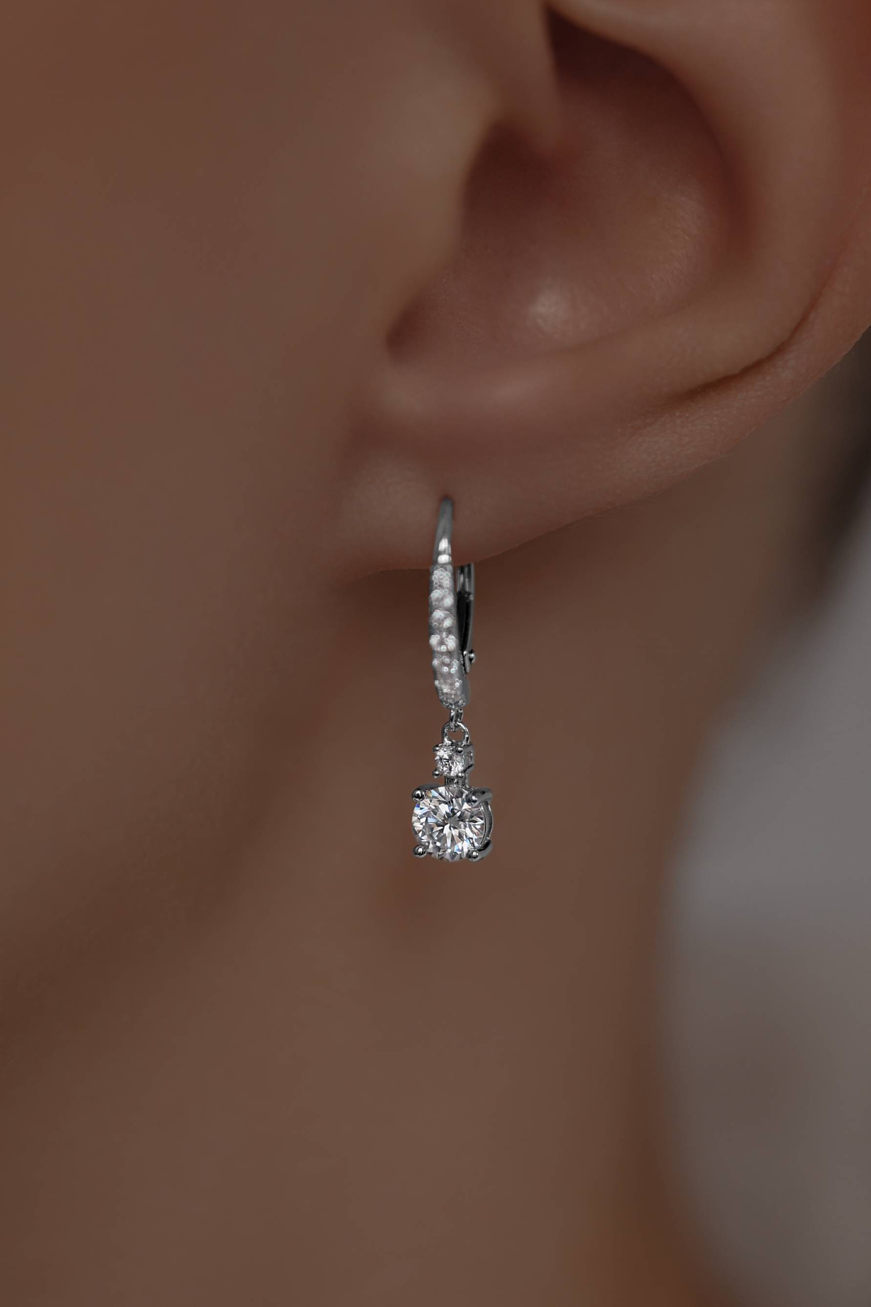 Колье: Классические серьги на французском замке можно купить в ювелирном гардеробе MOMNT (Momentsilver), интернет-магазине украшений из серебра. Серебро 925, родий, вставки:куб.цирконий. Артикул 