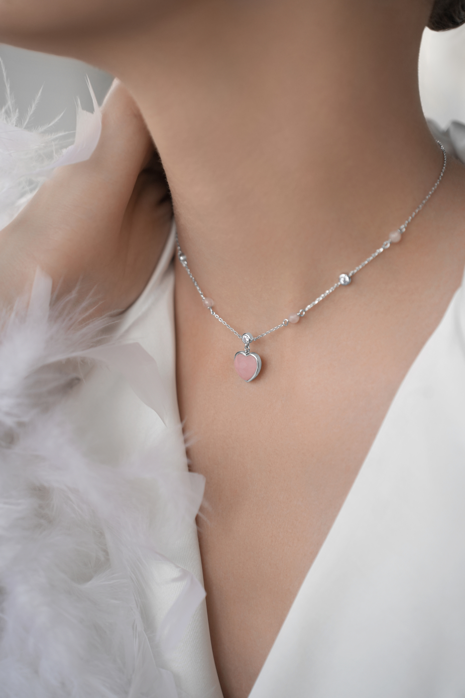Колье: Колье Сердце с розовым кварцем Розовые мечты можно купить в ювелирном гардеробе MOMNT (Momentsilver), интернет-магазине украшений из серебра. Серебро 925, родий, кварц. Артикул 