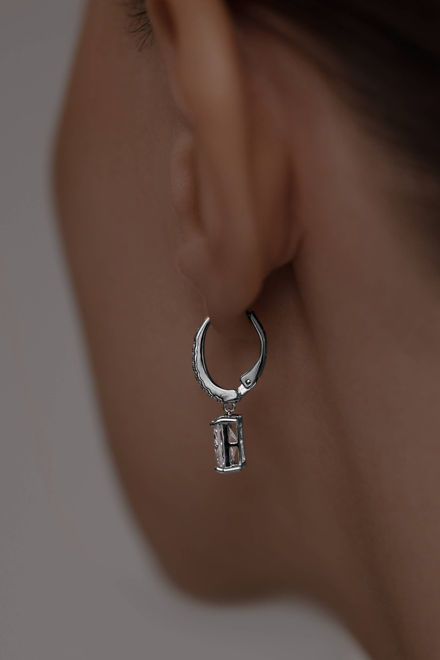 Серьги: Серьги в гранке Радиант на французском замке можно купить в ювелирном гардеробе MOMNT (Momentsilver), интернет-магазине украшений из серебра. Серебро 925, родий, вставки:куб.цирконий. Артикул 