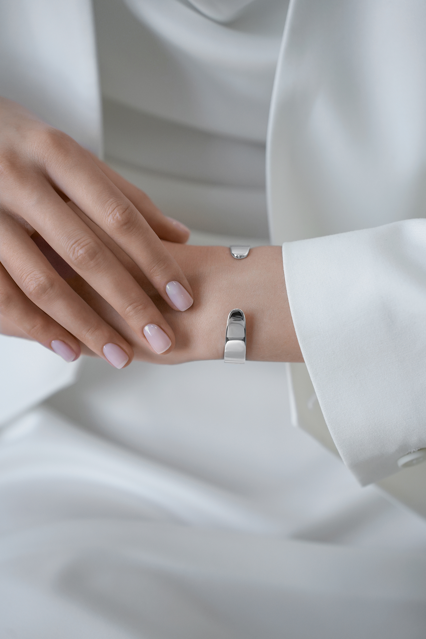 Браслеты: Каркасный браслет-кафф 10 мм можно купить в ювелирном гардеробе MOMNT (Momentsilver), интернет-магазине украшений из серебра. Серебро 925, родий. Артикул 