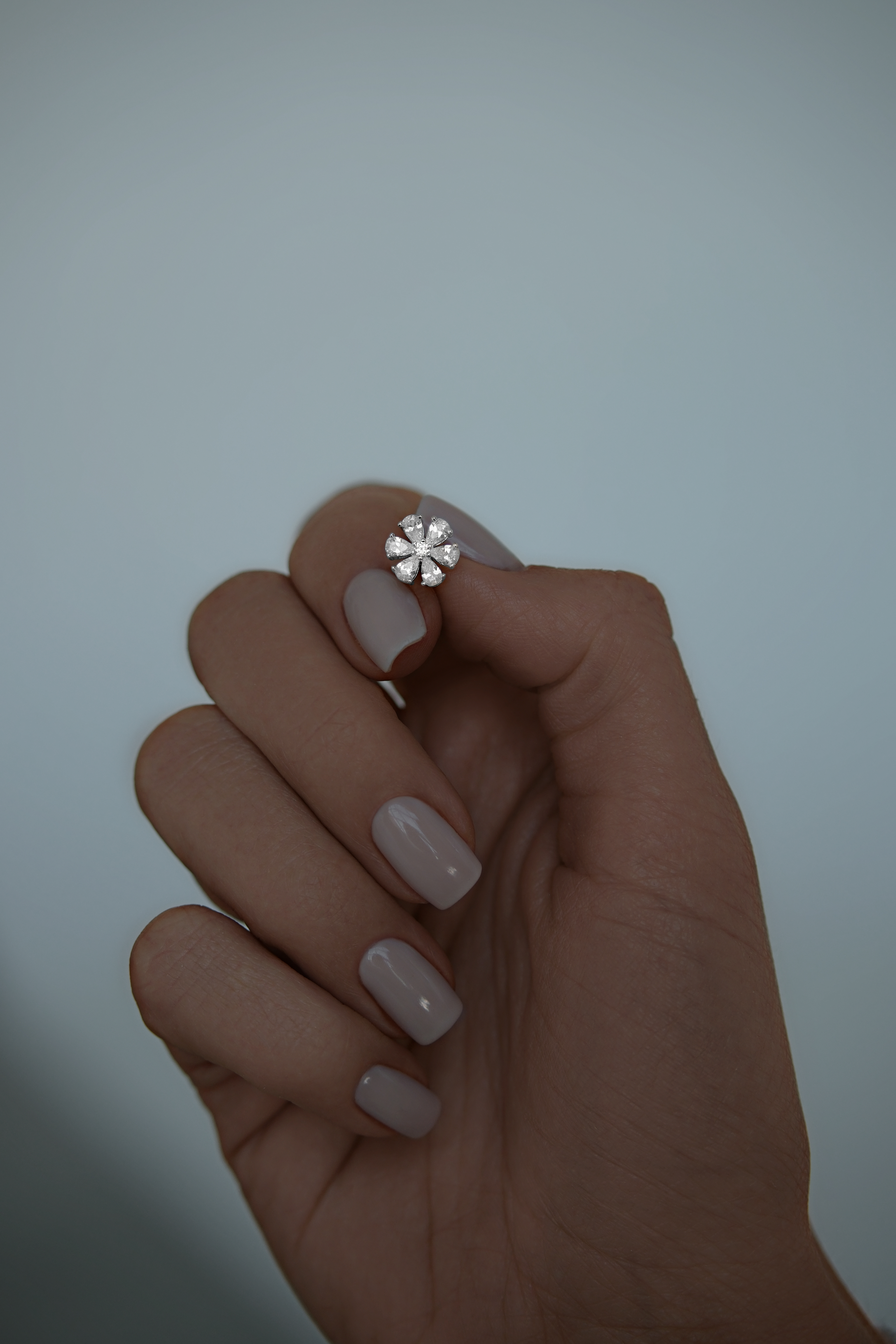 Серьги: Серьги гвоздики Цветы можно купить в ювелирном гардеробе MOMNT (Momentsilver), интернет-магазине украшений из серебра. Серебро 925, родий, вставки:куб.цирконий. Артикул 