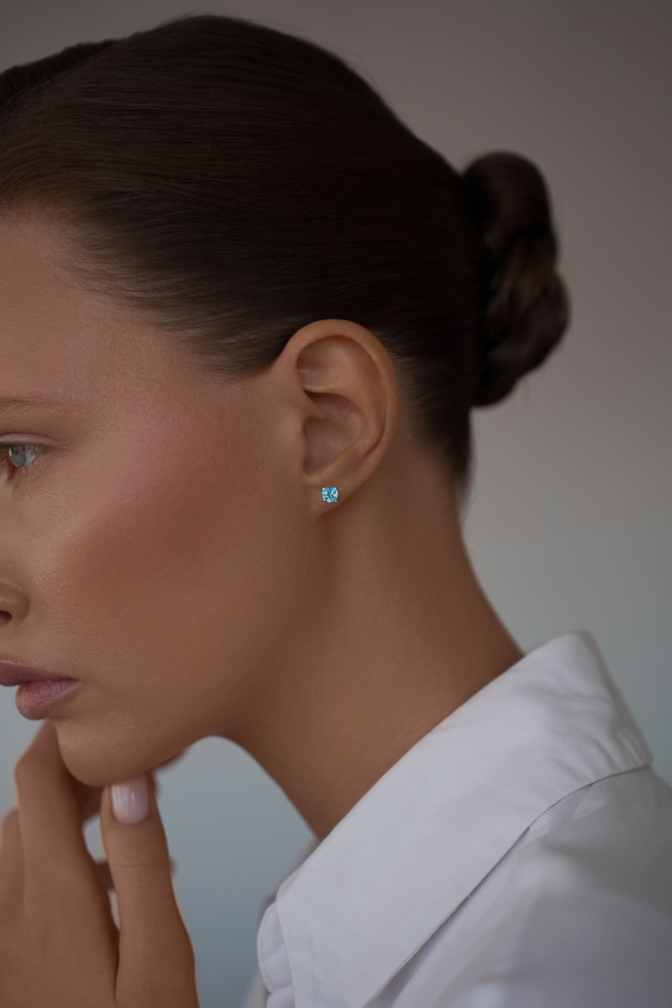 Серьги: Серьги-гвоздики с натуральным топазом 5 мм можно купить в ювелирном гардеробе MOMNT (Momentsilver), интернет-магазине украшений из серебра. Серебро 925, родий. Артикул 