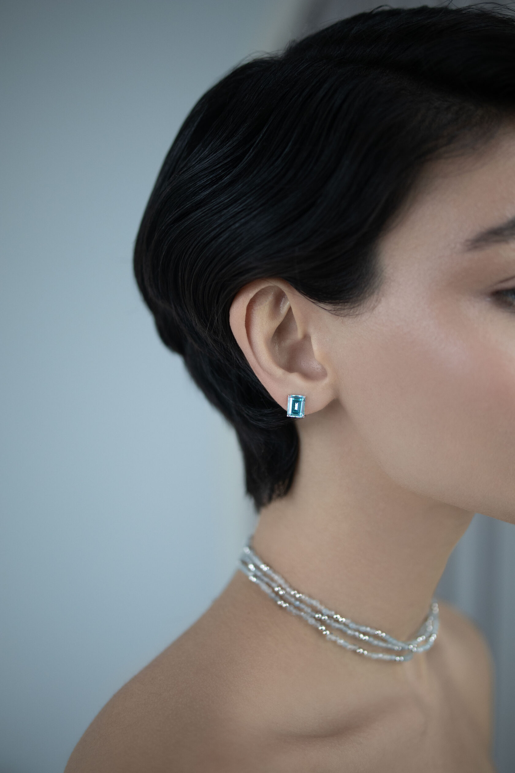 Бижутерия: Серьги-пусеты светло-голубые в огранке изумруд можно купить в ювелирном гардеробе MOMNT (Momentsilver), интернет-магазине украшений из серебра. Ювелирный сплав, родий, вставки: куб. цирконий. Артикул 