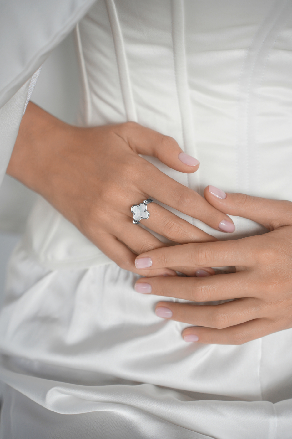 Кольца: Кольцо перевертыш клевер можно купить в ювелирном гардеробе MOMNT (Momentsilver), интернет-магазине украшений из серебра. Серебро 925, родий. Артикул 