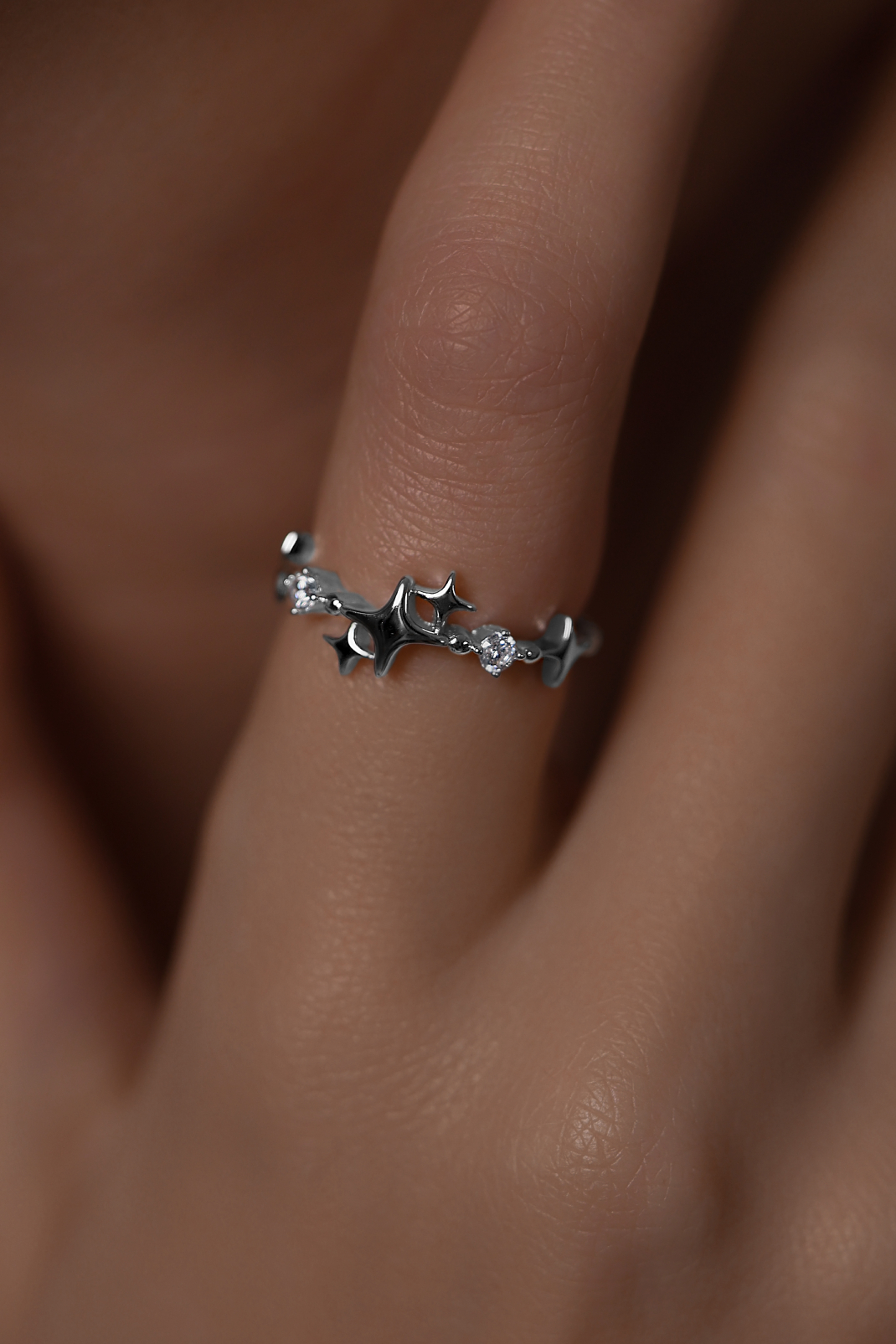 Кольца: Кольцо Alient Core можно купить в ювелирном гардеробе MOMNT (Momentsilver), интернет-магазине украшений из серебра. Серебро 925,родий. Вставки: куб.цирконий. Артикул 